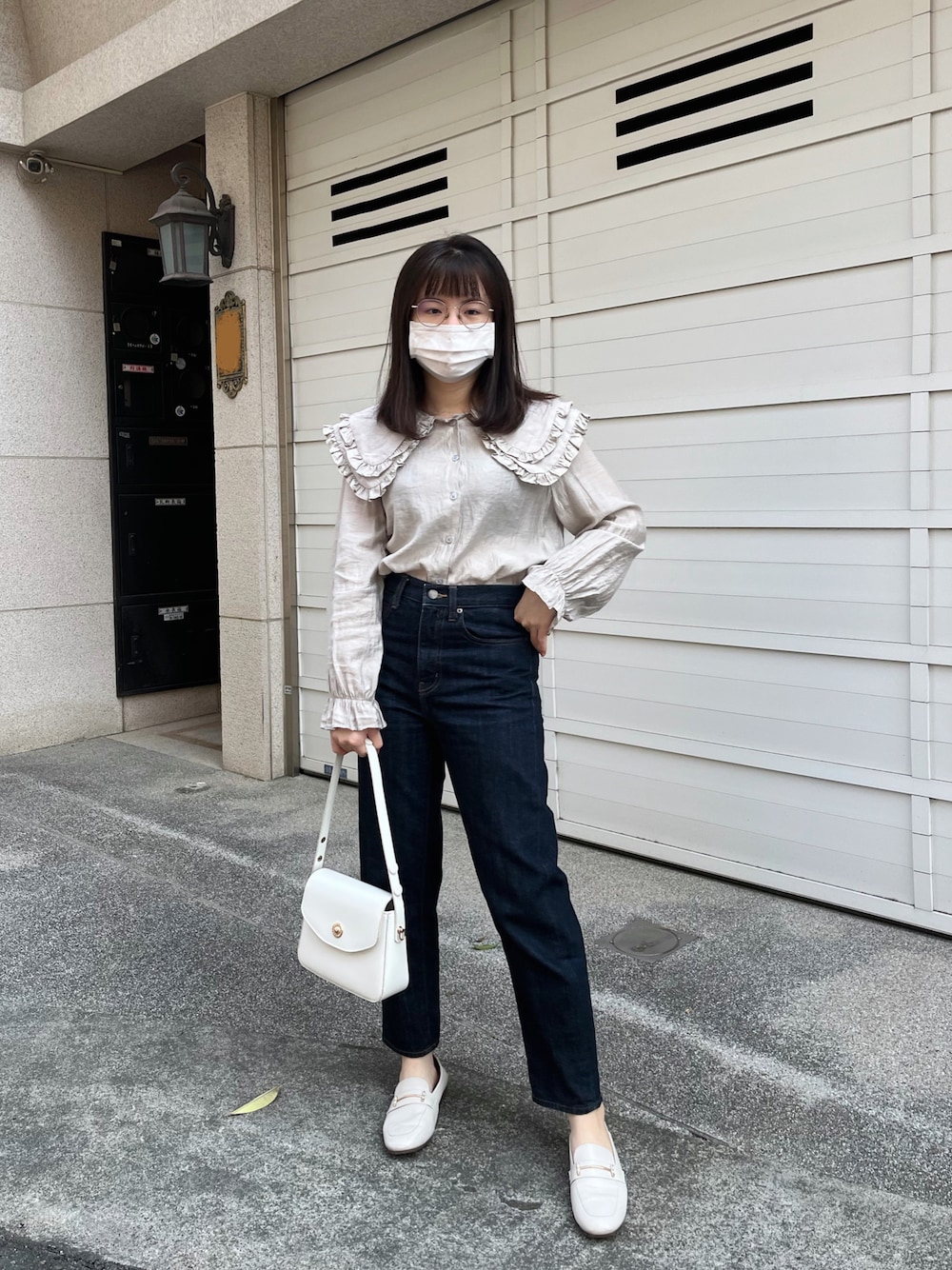 「つけ襟、デニム、ブルー、ホワイト、オトナ女子、低身長コーデ、着回しコーデ、オトナカワイイ、パンツスタイル、大人カジュアル、ラクチンコーデ、シンプルスタイル、オトナカジュアル、お洒落さんとつながりたい、いいね、save、フォローお願いします🤑」｜「UNIQLOのハイライズスキニーアンクルジーンズ（ビューティコンプレッション・丈標準68cm）（デニムパンツ、ブルー系）」を使った、シシ🌼さん（レディース・153cm）の冬コーディネートの1枚目の写真