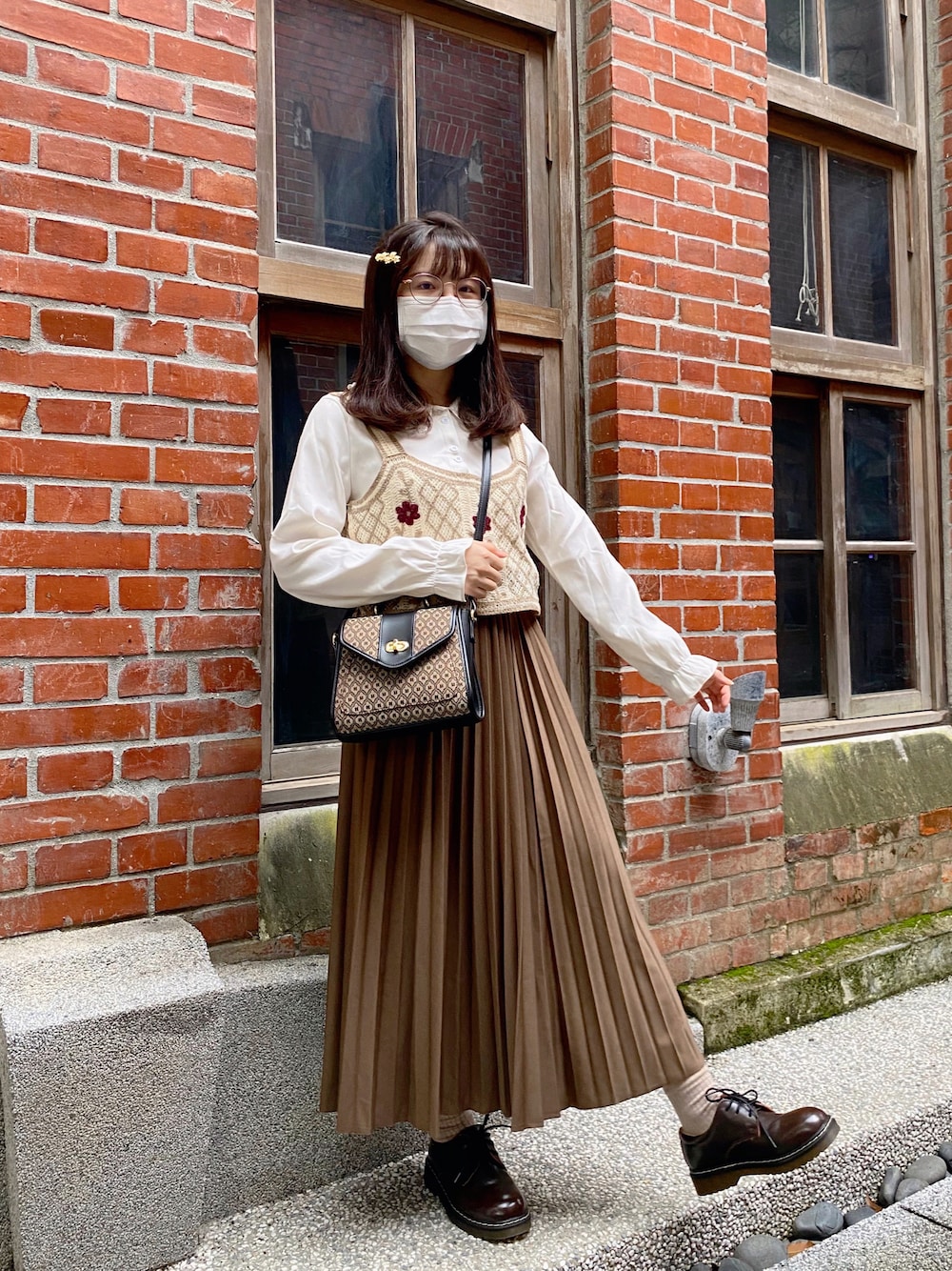「秋コーデ、冬のコーデ、ブラウン、ブラウンコーデ、シャツスタイル、プリーツスカート、オトナ女子、大人かわいい、大人カジュアル、オトナカジュアル、おしゃれさんと繋がりたい、お洒落さんとつながりたい、いいね、save、フォローお願いします🤑、マイベストコーデ2022、クリスマスに着たい服」｜「MOUSSYのMONOGRAM MINI SHOULDER バッグ（ショルダーバッグ、ブラウン系）」を使った、シシ🌼さん（レディース・153cm）の冬コーディネートの1枚目の写真