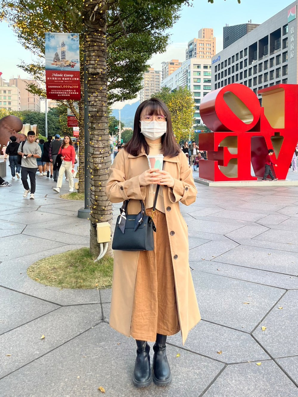 「春服、春服コーデ、春服みてみて、オトナ女子、大人カジュアル、オトナカジュアル、シンプルコーデ、お出かけコーデ、ブーツ、ブラウン、ブラック、おしゃれさんと繋がりたい、お洒落さんとつながりたい、ファッションを楽しもう、いいね、save、フォローお願いします🤑」｜「CHARLES & KEITHのスカーフラップド トップハンドルバッグ / Scarf Wrapped Top Handle Bag（ハンドバッグ、ブラック系）」を使った、シシ🌼さん（レディース・153cm）の冬コーディネートの1枚目の写真