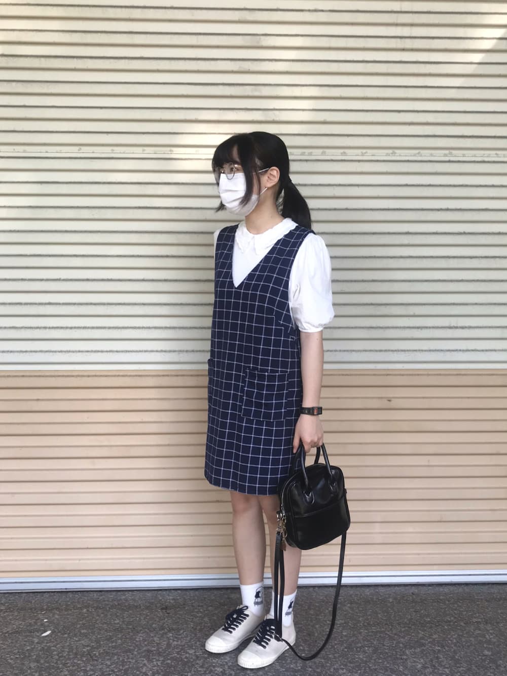 「春コーデ、夏コーデ、襟付きトップス、ブルー、ブラウス、チェック、ワンピース、休日スタイル、カジュアル、スニーカー」｜「Crispの2wayスクエアミニバッグ（ハンドバッグ、ブラック系）」を使った、シシ🌼さん（レディース・153cm）の夏コーディネートの1枚目の写真