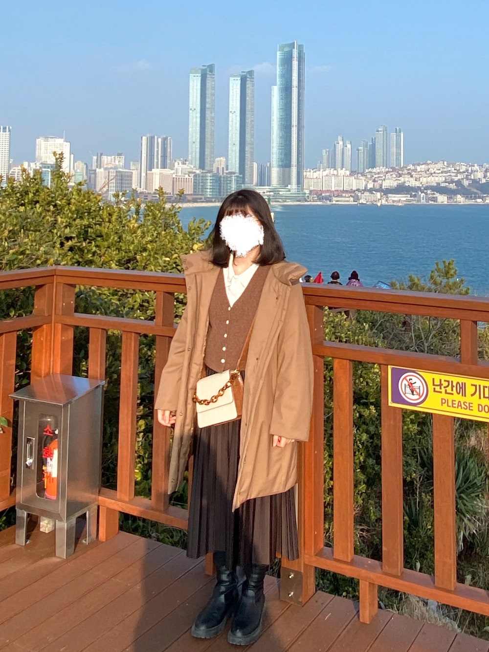 「カジュアルコーデ、シャツスタイル、休日スタイル、大人女子、ブーツ、ベスト、ブラウン、フリース、冬コーデ、釜山、韓国ファッション、オトナカワイイ、オトナカジュアル、大人カジュアル、いいね、save、フォローお願いします🤑」｜「UNIQLOのハイブリッドダウンコクーンコート（その他アウター、ブラウン系）」を使った、シシ🌼さん（レディース・153cm）の冬コーディネートの1枚目の写真