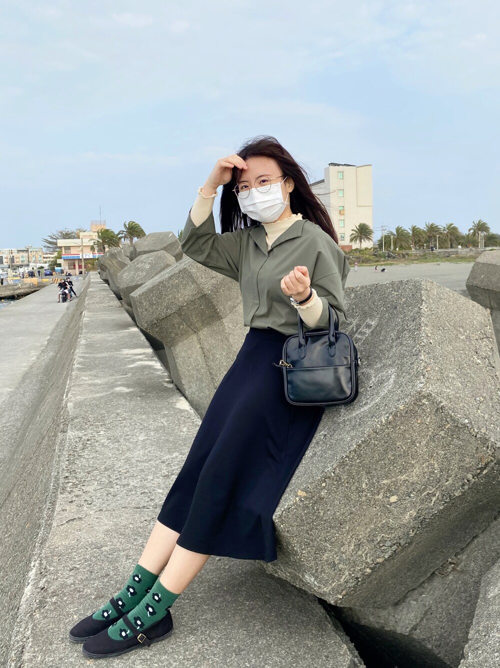 「春服デビュー宣言、春アウター、休日コーデ、オトナ女子、オトナカワイイ、グリーン、カラーコーデ、ブラックコーデ、おでかけコーデ、カジュアルコーデ、スカートスタイル、私の推しブランド、お洒落さんとつながりたい、おしゃれさんと繋がりたい、いいね、save、フォローお願いします🤑」｜「Crispの2wayスクエアミニバッグ（ハンドバッグ、ブラック系）」を使った、シシ🌼さん（レディース・153cm）の春コーディネートの1枚目の写真