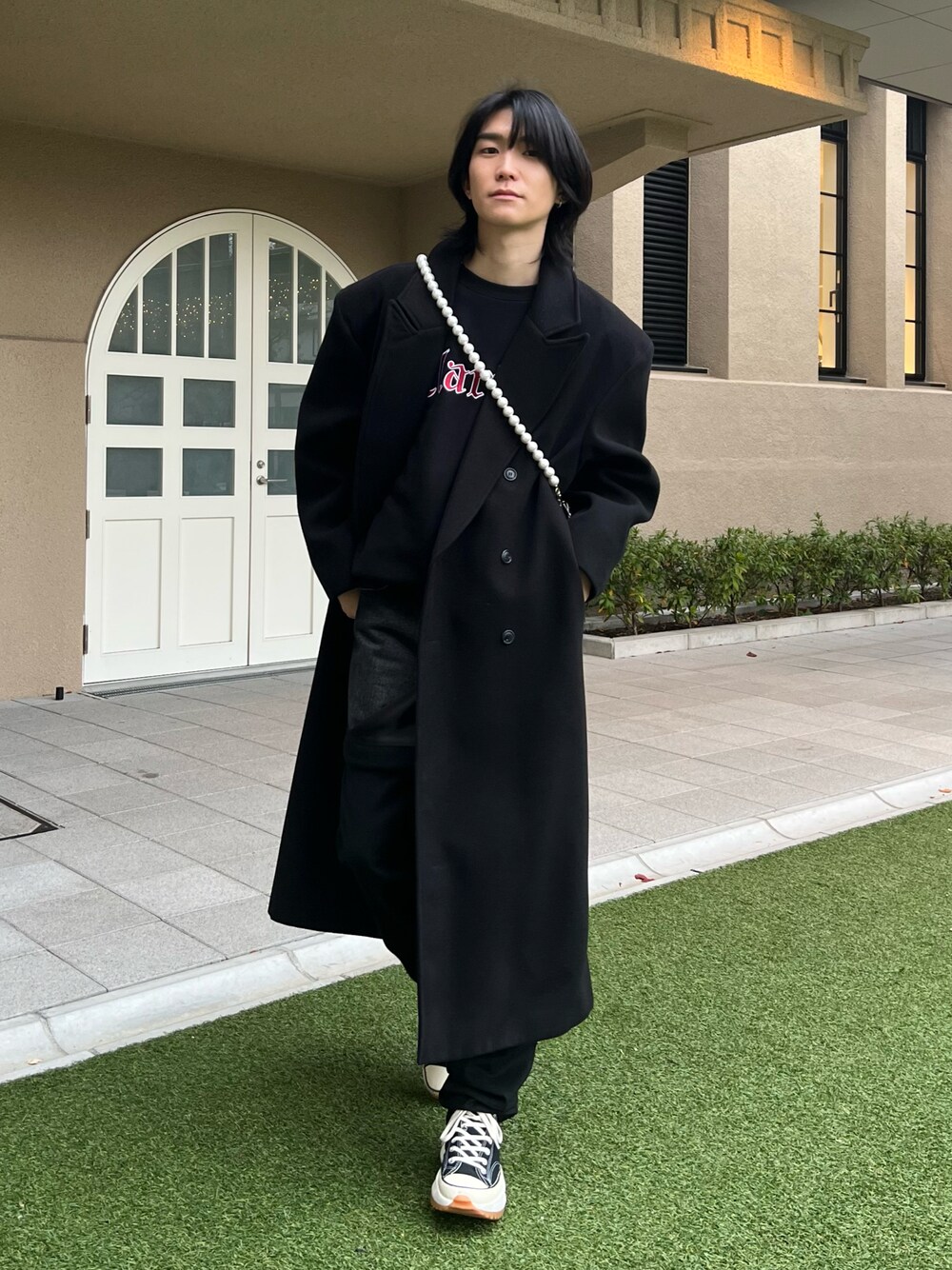 「韓国ファッション、ロングコート、モード、レイヤードスタイル、厚底シューズ、エレガント、ミニバッグ、ストリート、ビッグシルエット、紅白コーデ、マイベストコーデ2021、休日スタイル」｜「JUVENILITYのアイテム（ダウンジャケット/コート、ブラック系）」を使った、kaitoさん（メンズ・176cm）の冬コーディネートの1枚目の写真