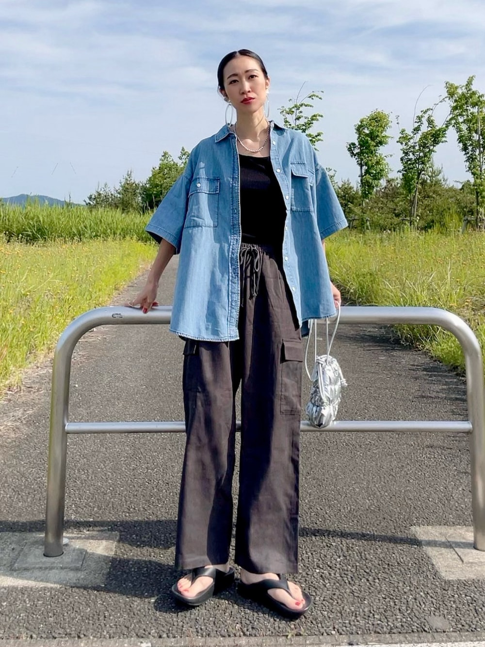 「プチプラ、夏コーデ、シャツ好き集まれ、シャツスタイル、ビッグシルエット、カーゴパンツ、サンダル、シンプルコーデ、アウトドアスタイル、お出かけコーデ、休日スタイル、デニム」｜「BACK NUMBERの【BACK NUMBER】ライトオンスデニム半袖ビッグシャツ（シャツ/ブラウス、ブルー系）」を使った、よしださん（レディース・169cm）の夏コーディネートの1枚目の写真