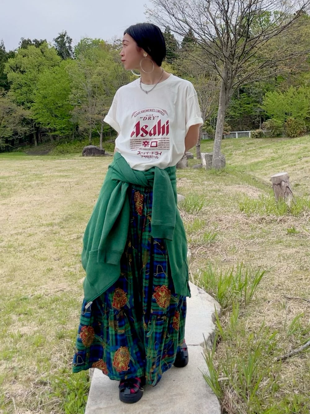 「最近のいい感じコーデ、古着MIX、白Tシャツ、ロゴT、ロングスカート、アウトドアスタイル、サンダル、グルカサンダル、プチプラ、パーカー、春夏コーデ、お出かけコーデ」｜「SHEINのアイテム（Tシャツ/カットソー、ホワイト系）」を使った、よしださん（骨格ウェーブ・レディース・169cm）の春コーディネートの1枚目の写真