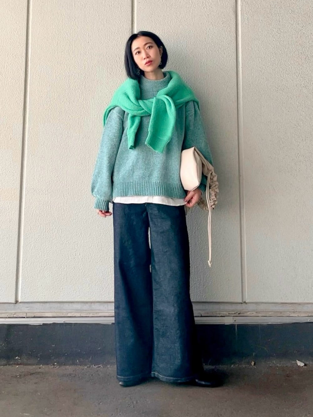 「冬を彩る色いろコーデ、ニット、レイヤードスタイル、カーディガン、デニム、冬コーデ、きれいめカジュアル、お出かけコーデ、休日スタイル、プチプラ」｜「Right-onの【HONEYSUCKLE ROSE】モールモックネックニット（ニット/セーター、グリーン系）」を使った、よしださん（レディース・169cm）の冬コーディネートの1枚目の写真
