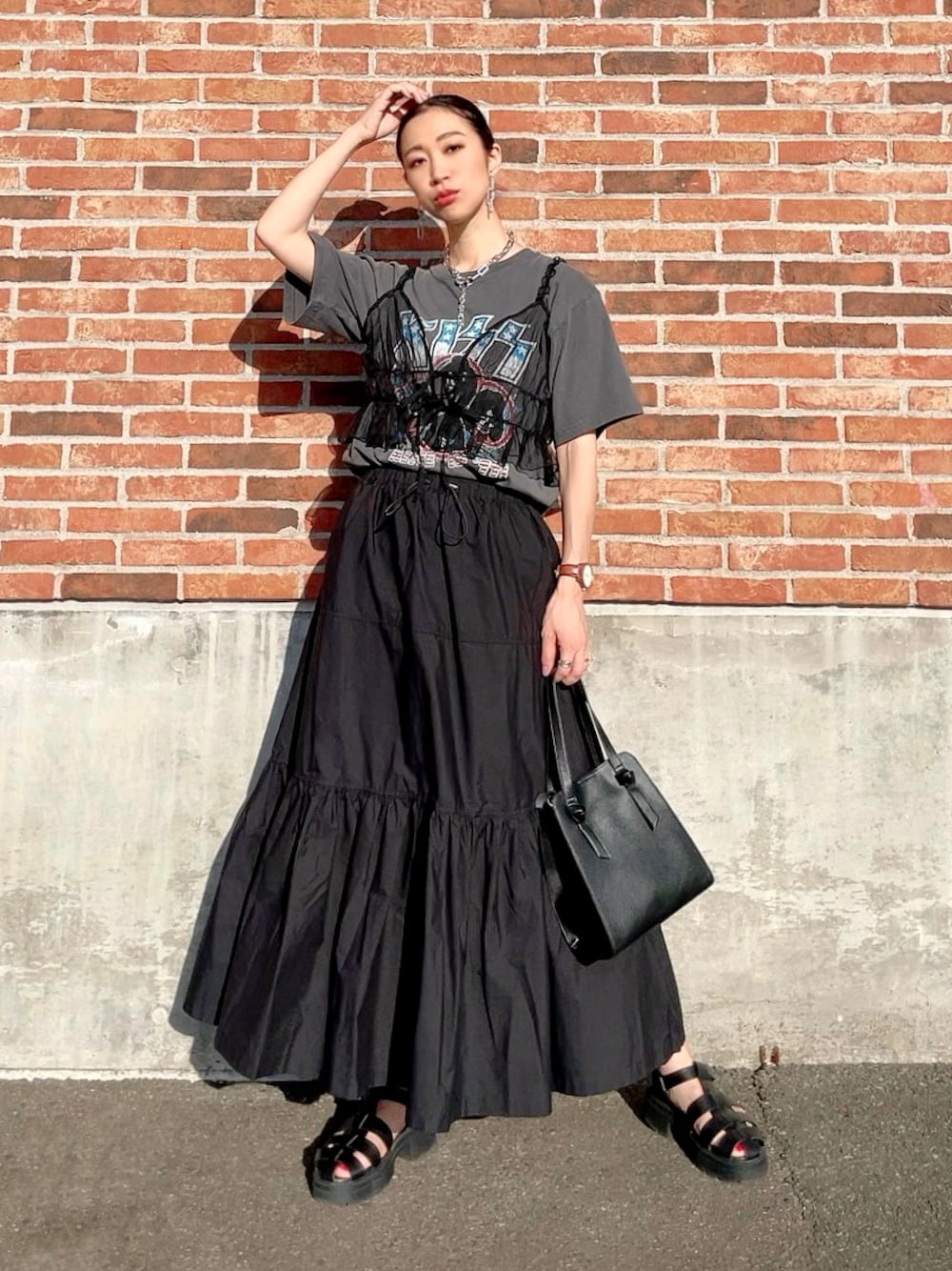 「アツいコーデ全部見せ、ビスチェ、レイヤードスタイル、ロングスカート、グルカサンダル、サンダル、古着MIX、モノトーン、シアートップス、秋服準備はじめました、カラー×コーデ」｜「Right-onのヴィンテージ加工バンドＴ（Tシャツ/カットソー、ブラック系）」を使った、よしださん（レディース・169cm）の夏コーディネートの1枚目の写真