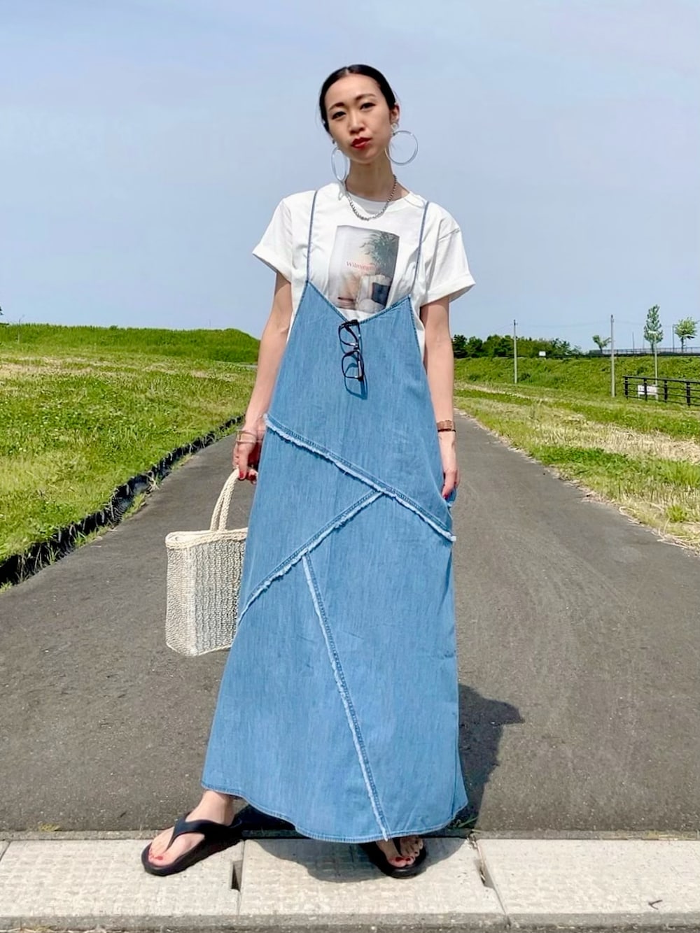 「夏だ！Tシャツ着よう！、レイヤードスタイル、夏コーデ、フェスコーデ、サンダル、デニム、フォトT、淡色コーデ、アウトドアスタイル、ワンピース」｜「Right-onのフォトプリント半袖Ｔシャツ（Tシャツ/カットソー、ホワイト系）」を使った、よしださん（レディース・169cm）の夏コーディネートの1枚目の写真