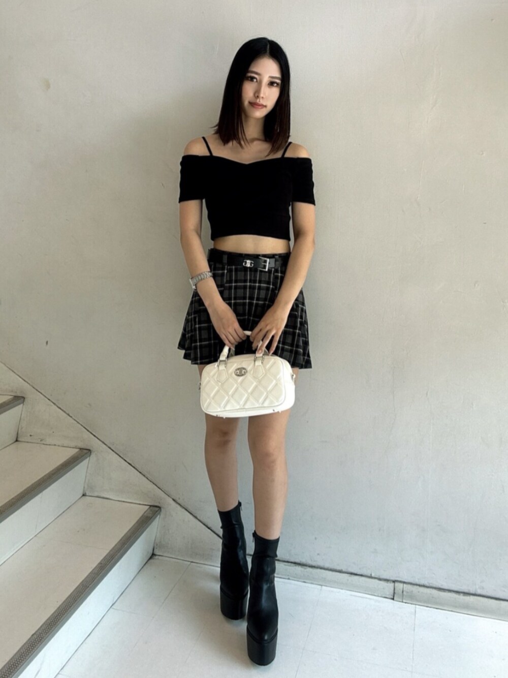 ブラック系のTシャツ/カットソー、その他のスカート、ブラック系のブーツを着用したレディースの夏コーディネートの1枚目の写真