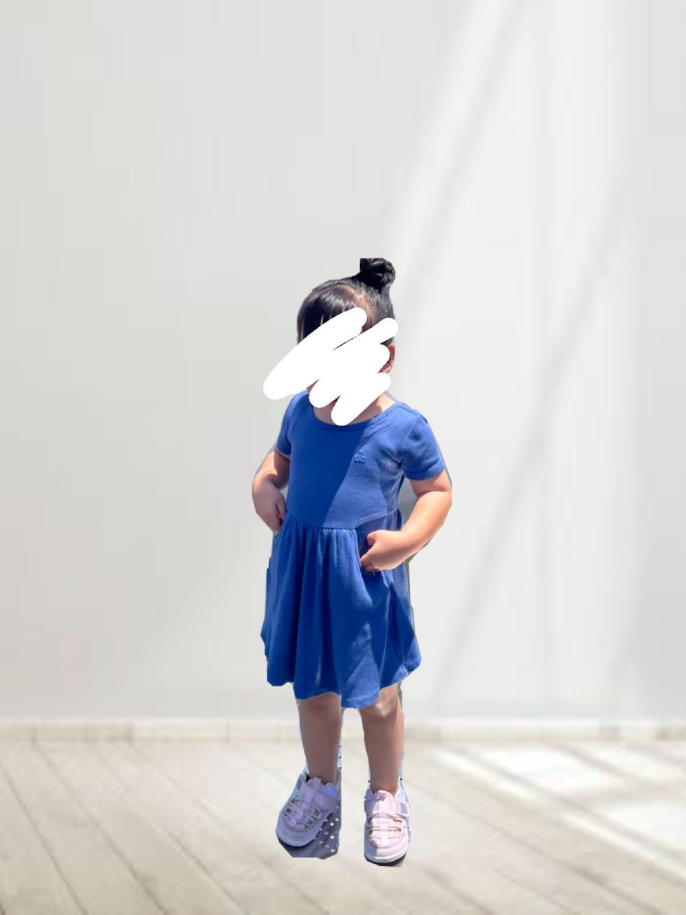 ブルー系のワンピースを着用したキッズの秋コーディネートの1枚目の写真