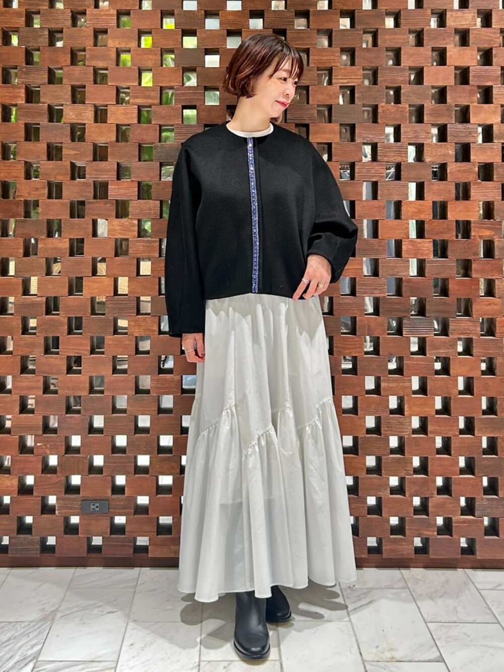 「秋冬コーデ、シンプル、スカート、スカートスタイル、ノーカラージャケット、ノーカラー、HOUSE OF LOTUS、164cm、164センチコーデ、160cm台コーデ」｜「HOUSE OF LOTUSのビジューノーカラージャケット（ノーカラージャケット、ブラック系）」を使った、HOUSE OF LOTUS　staffさん（レディース・164cm）の冬コーディネートの1枚目の写真