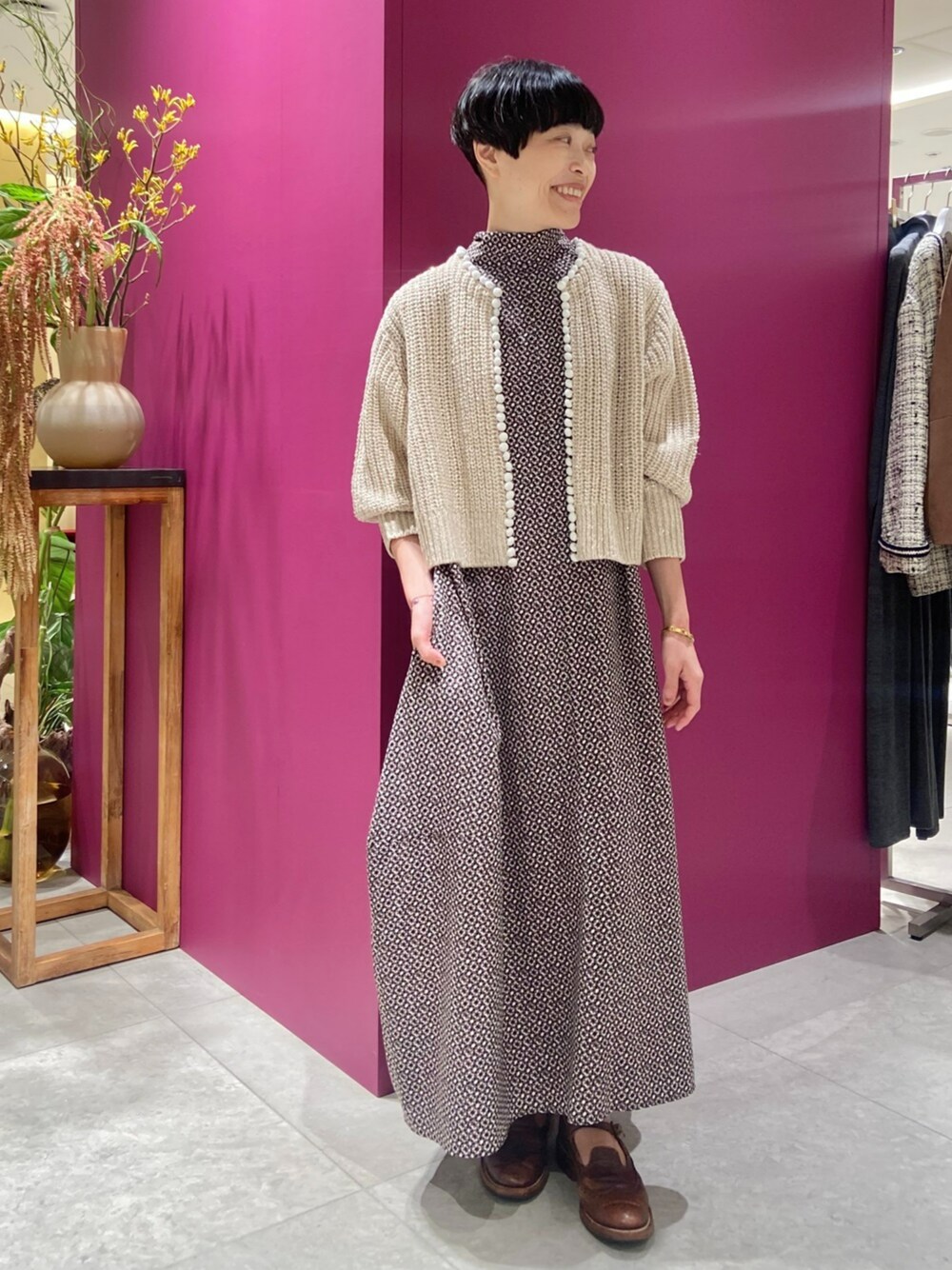 ホワイト系のワンピース、ホワイト系のカーディガン/ボレロを着用したレディースの夏コーディネートの1枚目の写真