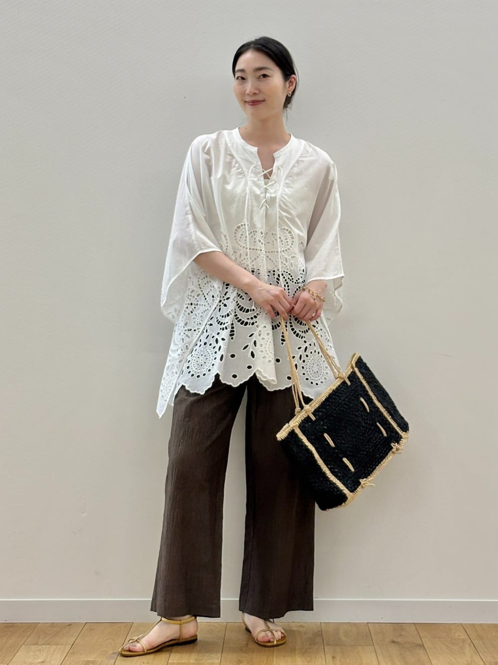「初夏コーデ、夏コーデ、ブラウス、刺繍、ホワイト、ブラウン、パンツスタイル、リネン、リネンパンツ、HOUSE OF LOTUS、165cm、160cm台コーデ」｜「HOUSE OF LOTUSのシフリー刺繍ポンチョブラウス（シャツ/ブラウス、ホワイト系）」を使った、HOUSE OF LOTUS　staffさん（レディース・164cm）の夏コーディネートの1枚目の写真
