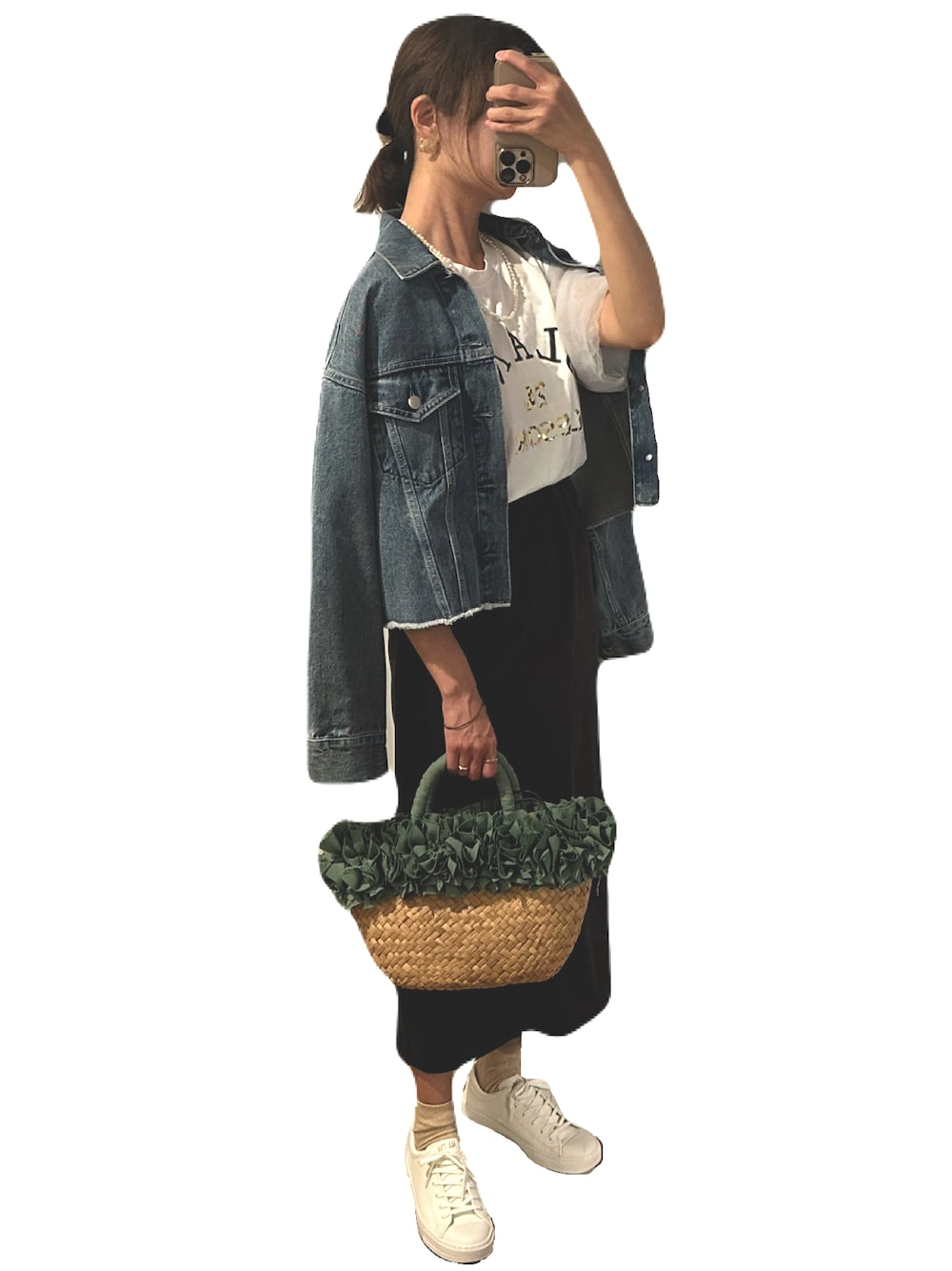 ホワイト系のTシャツ/カットソー、ブルー系のデニムジャケット、グレー系のスカートを着用したレディースの秋コーディネートの1枚目の写真