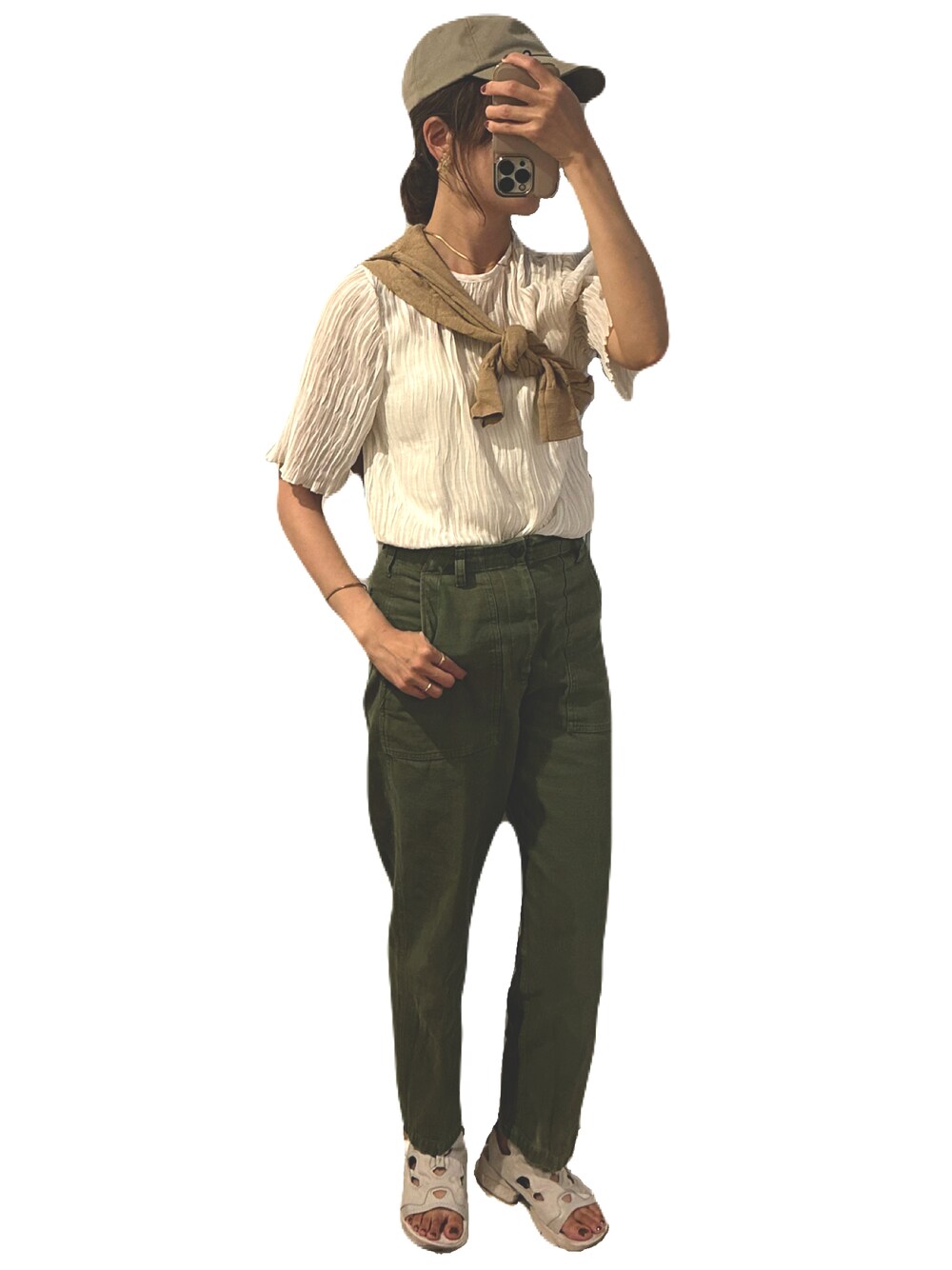 ベージュ系のシャツ/ブラウス、グリーン系のその他パンツ、ベージュ系のサンダルを着用したレディースの秋コーディネートの1枚目の写真