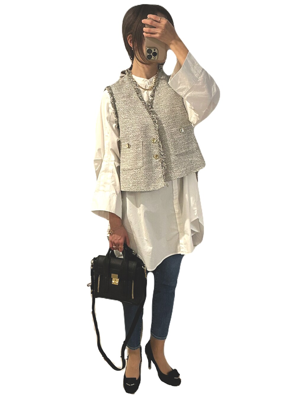 ブラック系のベスト、ブラック系のパンプス、ブラック系のショルダーバッグを着用したレディースの秋コーディネートの1枚目の写真