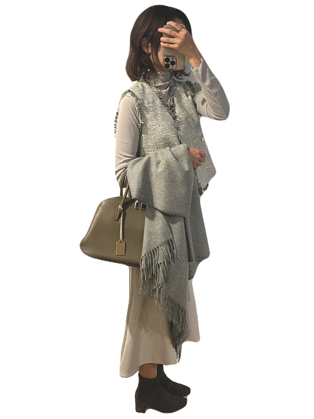 ベージュ系のボストンバッグ、グレー系のブーツ、ブラック系のベストを着用したレディースの秋コーディネートの1枚目の写真