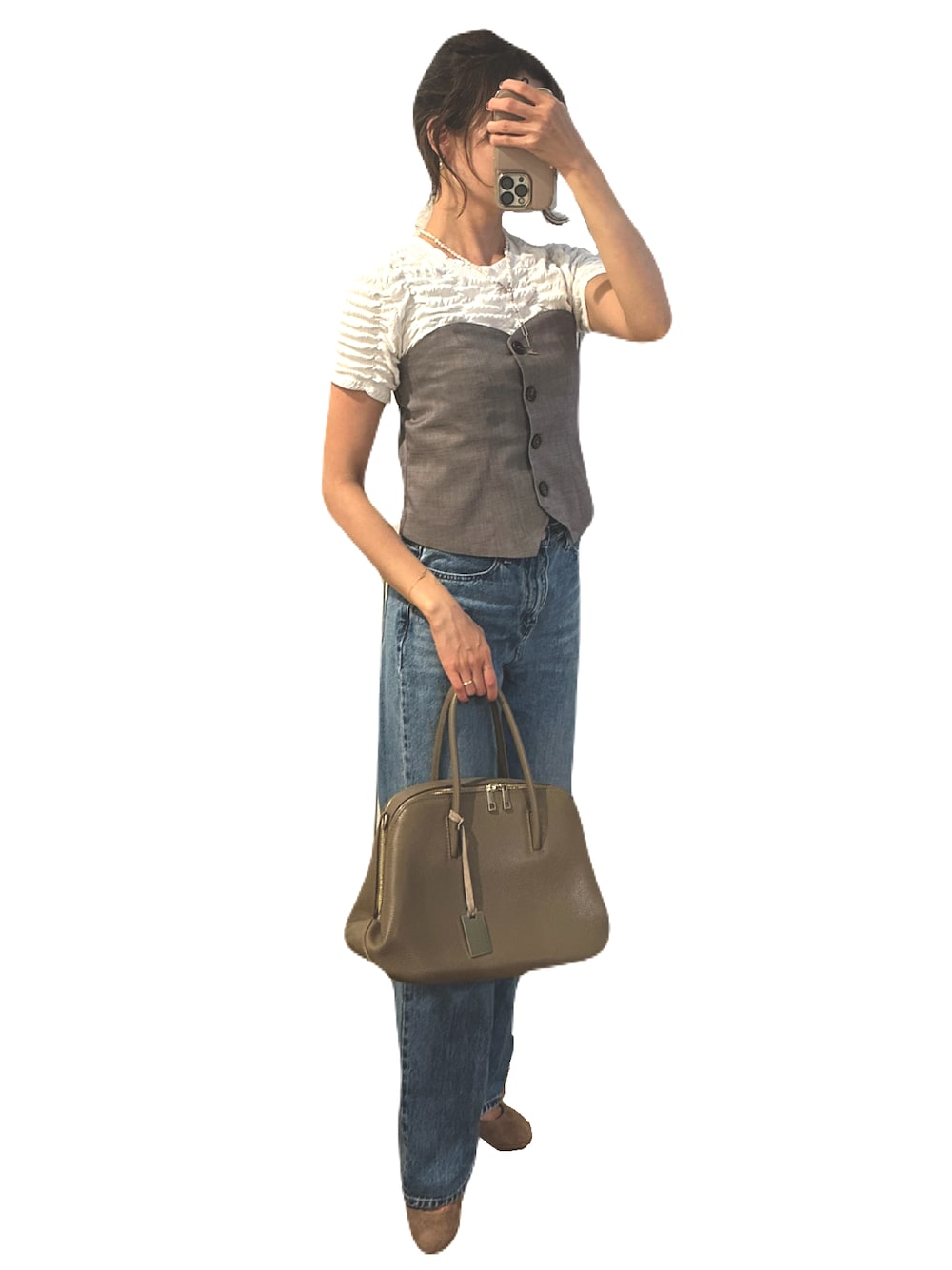 グレー系のチューブトップ、ホワイト系のTシャツ/カットソー、グリーン系のニット/セーターを着用したレディースの秋コーディネートの1枚目の写真