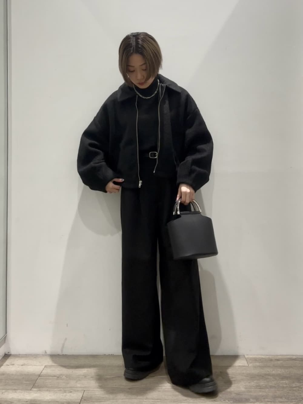 「ブラックコーデ、ショート丈アウター、ショート丈ブルゾン、タートルニット」｜「COLONY 2139のフェイクウールモッサボリューム袖ショートブルゾン（ブルゾン、ブラック系）」を使った、tomooookaさん（骨格ウェーブ・レディース・157cm）の冬コーディネートの1枚目の写真