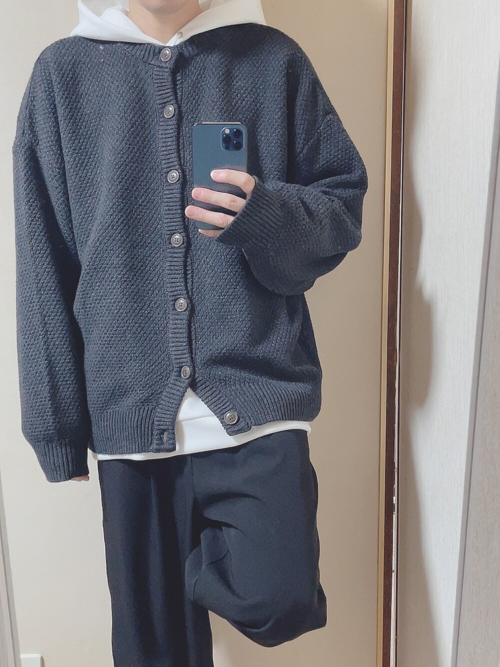 「シンプルコーデ、オトナカジュアル、おしゃれさんと繋がりたい、秋トレンド2021、秋コーデ、ビッグシルエット、ootd、低身長、カーディガン、ホワイト、モノトーンコーデ、LILL、LILL (リル)」｜「LILLの【セットアップ】ポリトロツイルCPOビッグシルエットシャツジャケット＆ベルト付きワイドパンツ　SET-UP オーバーサイズ（シャツ/ブラウス、ブラック系）」を使った、ヒビさん（メンズ・170cm）の秋コーディネートの1枚目の写真