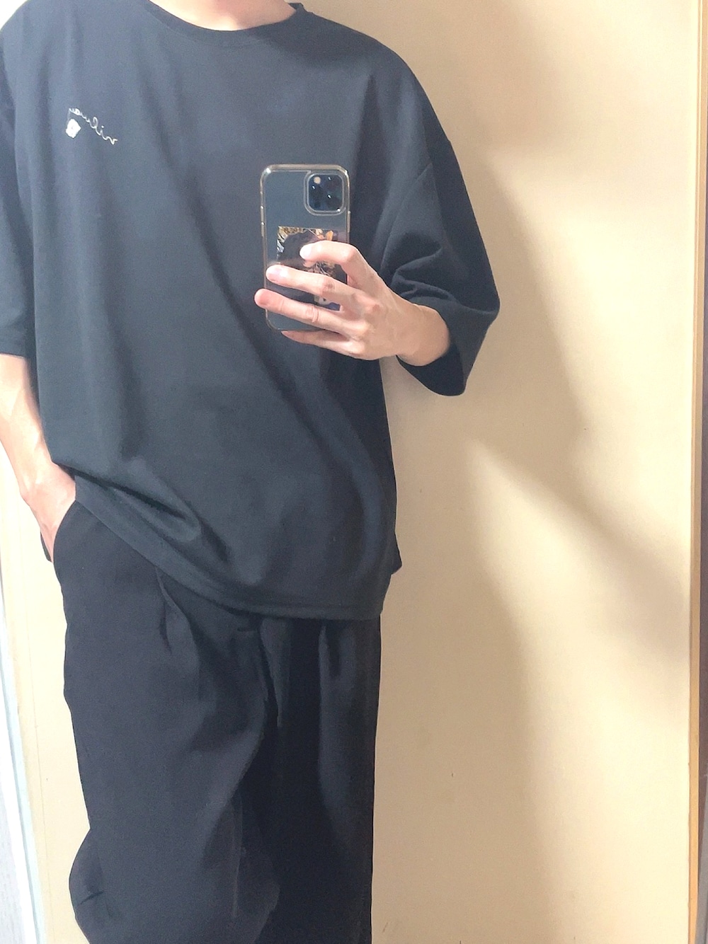 「夏コーデ、Tシャツ/カットソー、オールブラック、オールブラックコーデ、LILL (リル)、LILL、黒Tシャツ、ootd」｜「NILWAYのインフルエンサー 【ろむし】×【Nilway】 グラフィックビッグTee（Tシャツ/カットソー、ブラック系）」を使った、ヒビさん（メンズ・170cm）の秋コーディネートの1枚目の写真