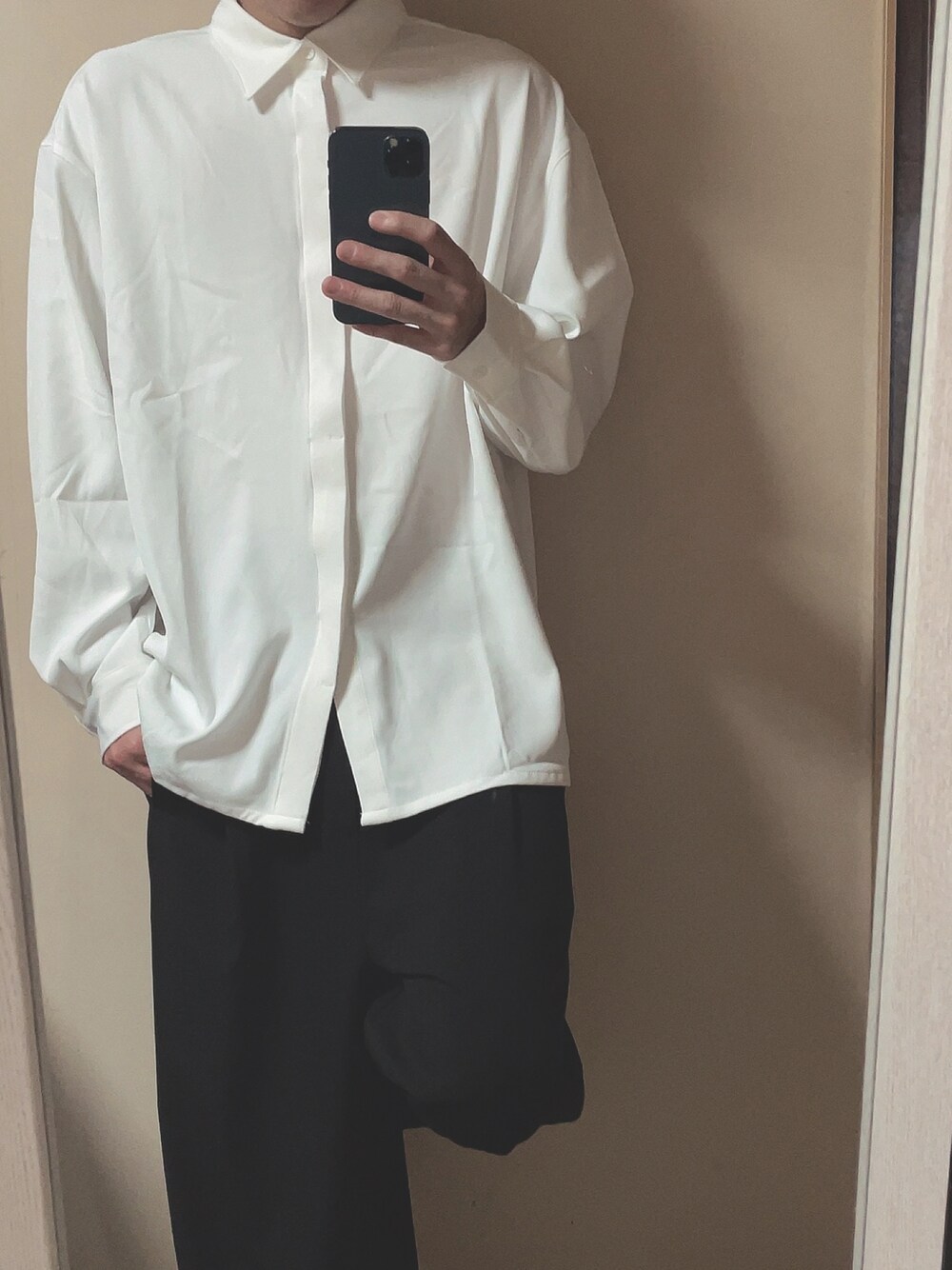 「秋コーデ、ビッグシルエット、秋服、休日スタイル、秋トレンド2021、ワイドパンツ、きれいめカジュアル、革靴、モノトーン、ootd、低身長、キレイめコーデ、LILL、LILL (リル)、いいね、save、フォローお願いします🤑」｜「LILLのポリトロビッグシルエット比翼付きトロミ長袖シャツ（シャツ/ブラウス、ホワイト系）」を使った、ヒビさん（メンズ・170cm）の秋コーディネートの1枚目の写真