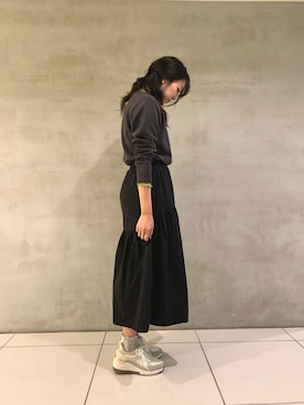 「グリッター」｜「アイテム（スニーカー）」を使った、HIMIKO　横浜高島屋店さん（レディース・163cm）の春コーディネート