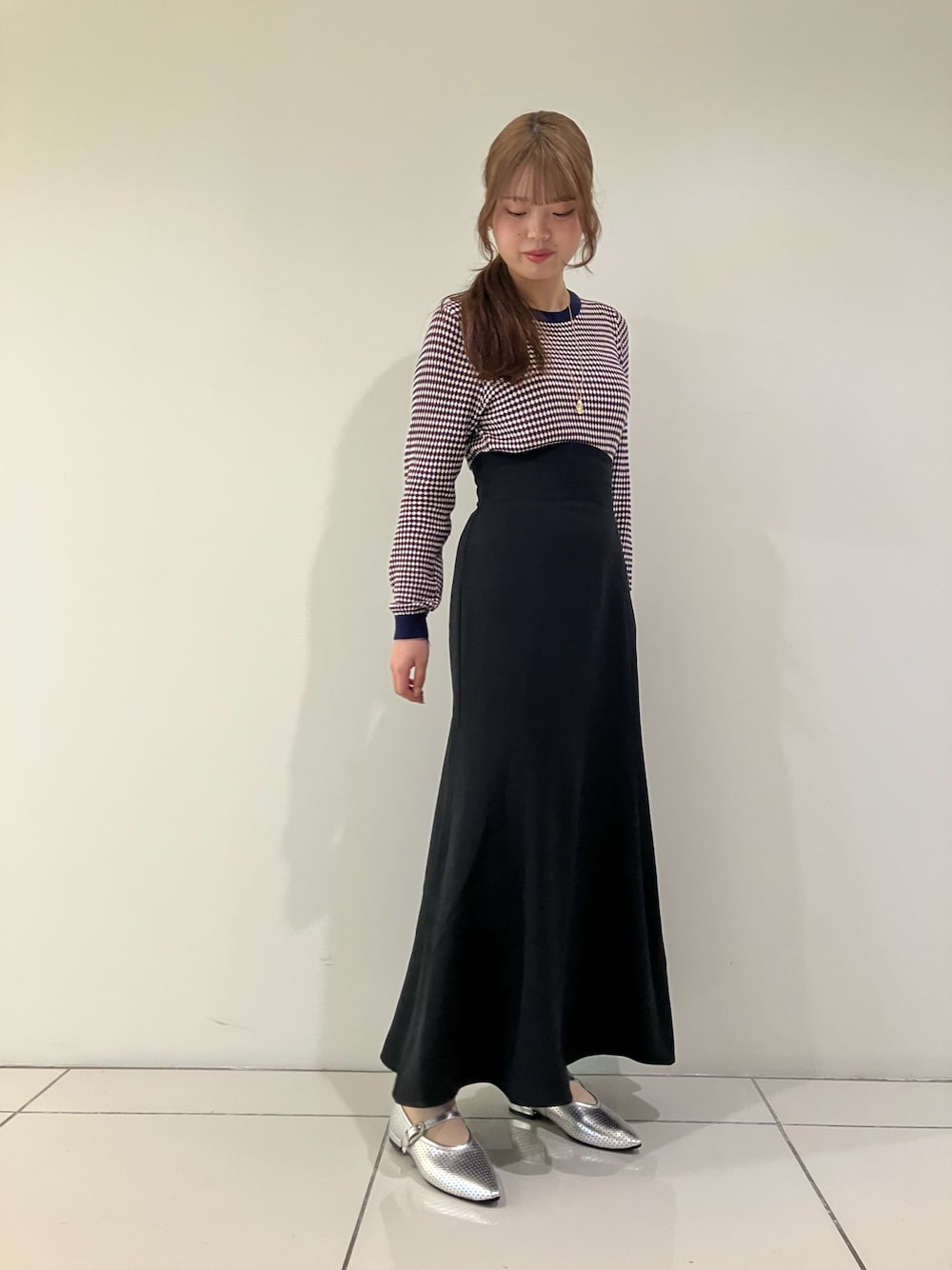 シルバー系のパンプスを着用したレディースの春コーディネートの1枚目の写真