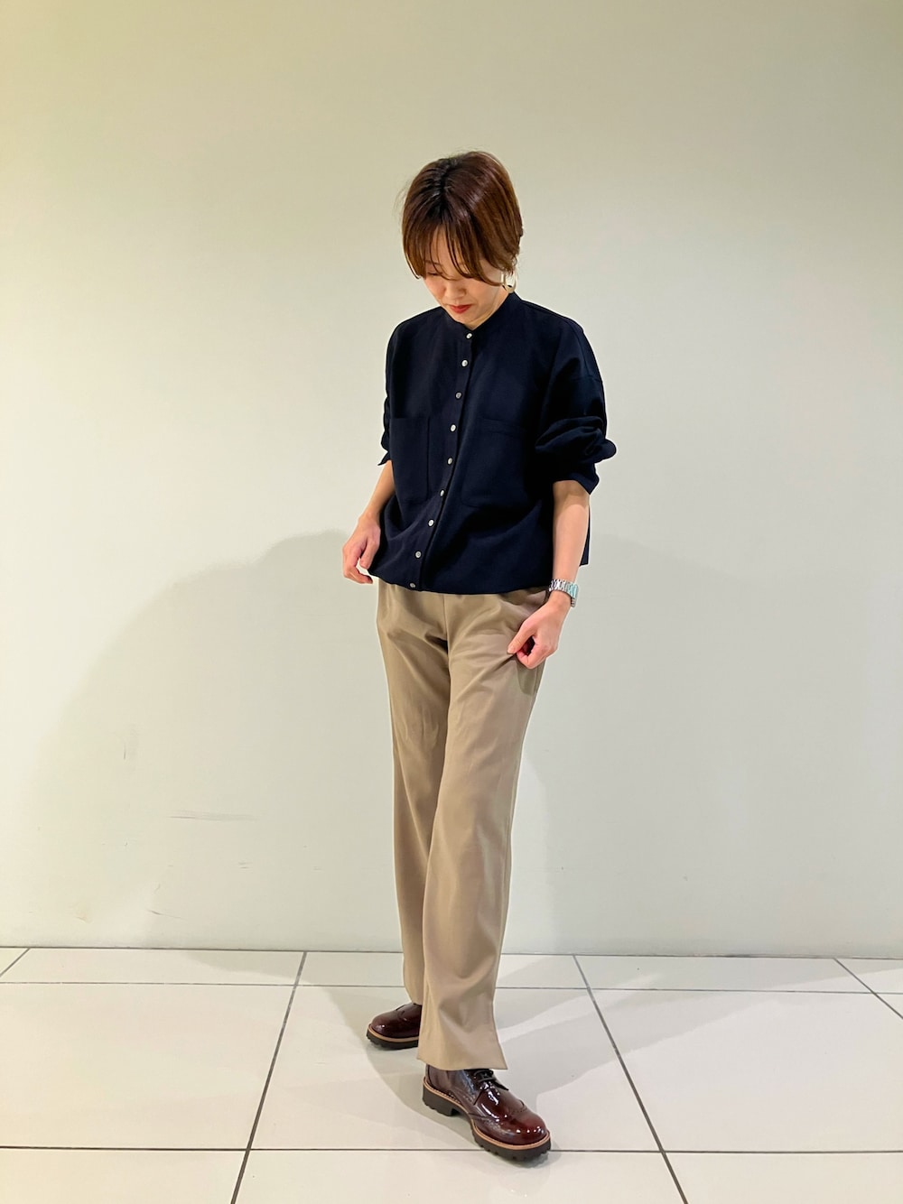 ブラウン系のドレスシューズを着用したレディースの秋コーディネートの1枚目の写真