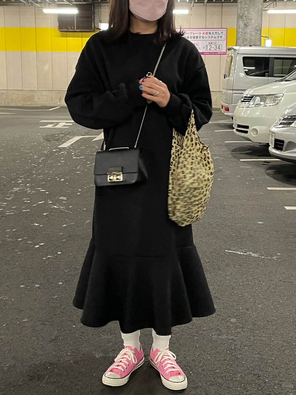 「シンプルコーデ、ワントーンコーデ、Re:EDIT、マーメイドスカート、スニーカー、converse、ピンク、BAGGU、レオパード、furla、プチプラコーデ、大学生、大学生コーデ」｜「CONVERSE ALL STARのアイテム（スニーカー、ピンク系）」を使った、ぴさん（レディース・164cm）の冬コーディネートの1枚目の写真