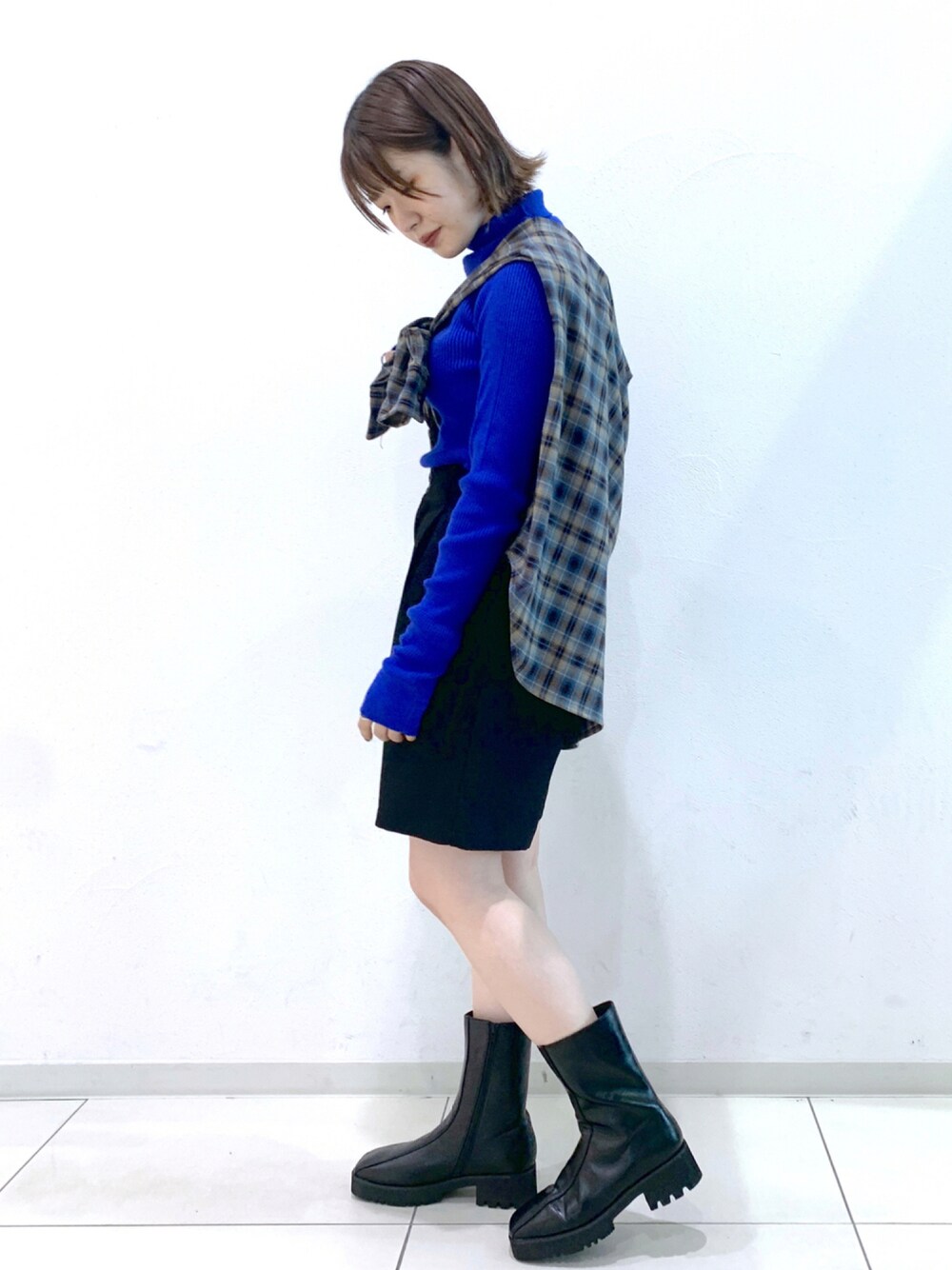 「チェック、パンツ、チェックシャツ、ブルー、ショートパンツ、ショートブーツ、ユニセックス、きれいめカジュアル、PAGEBOY、ページボーイ、オトナカジュアル、秋コーデ、秋先取りコーデ、ページボーイリム、pageboylim」｜「PAGEBOYのウールライクセットアップショートパンツ（その他パンツ、ブラック系）」を使った、MATSUさん（レディース・158cm）の秋コーディネートの1枚目の写真