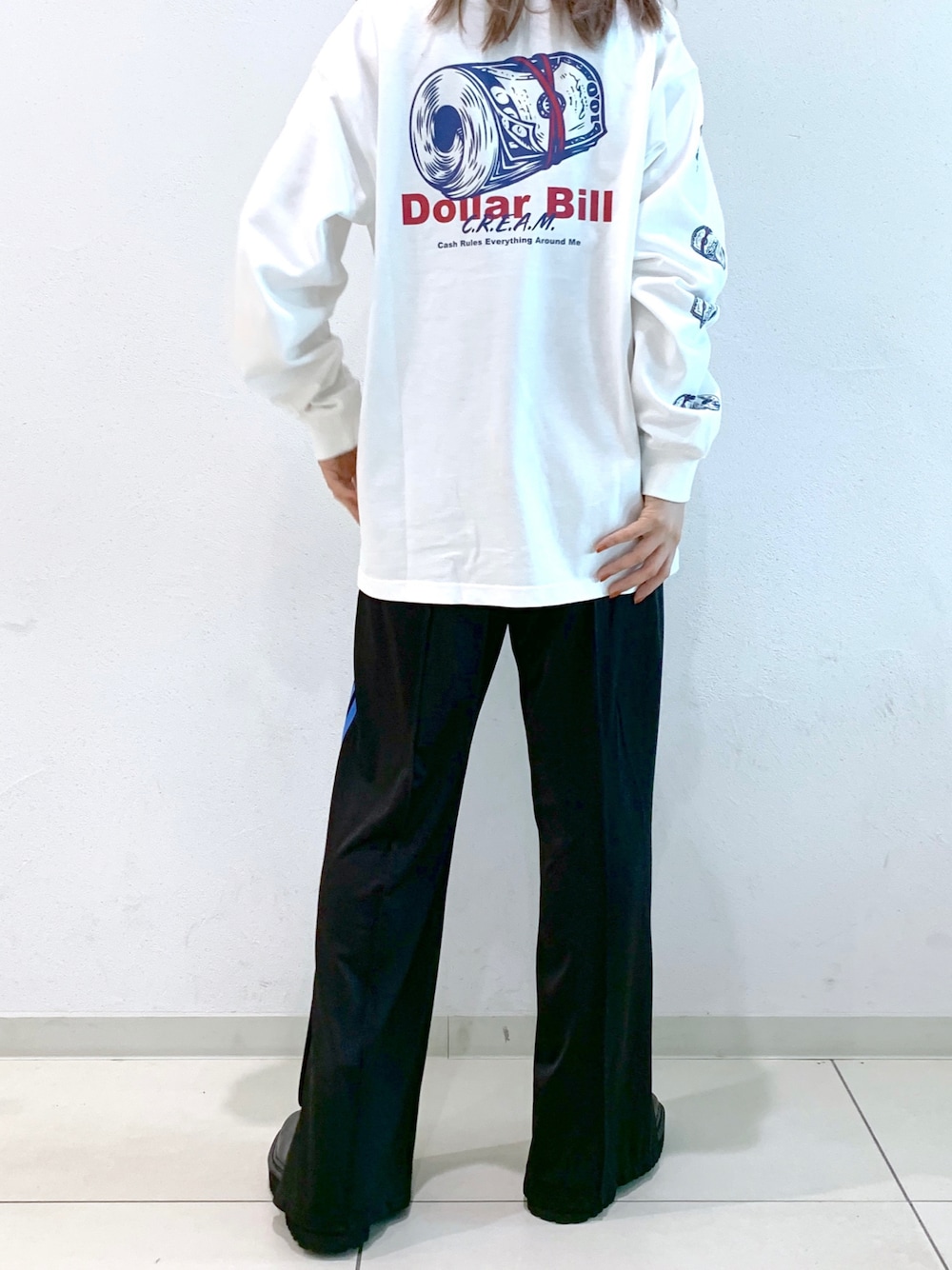 「バックプリント、ラインパンツ、秋コーデ、だから秋服が好き、シンプル、ゆったりコーデ、プチプラコーデ、ロンT、プリントT、カジュアル、ユニセックス、セール、ブーツ、ページボーイ、PAGEBOY」｜「PBLIMの【PAGEBOYLIM】ジャージラインスラックス（その他パンツ、ブラック系）」を使った、MATSUさん（レディース・158cm）の秋コーディネートの1枚目の写真
