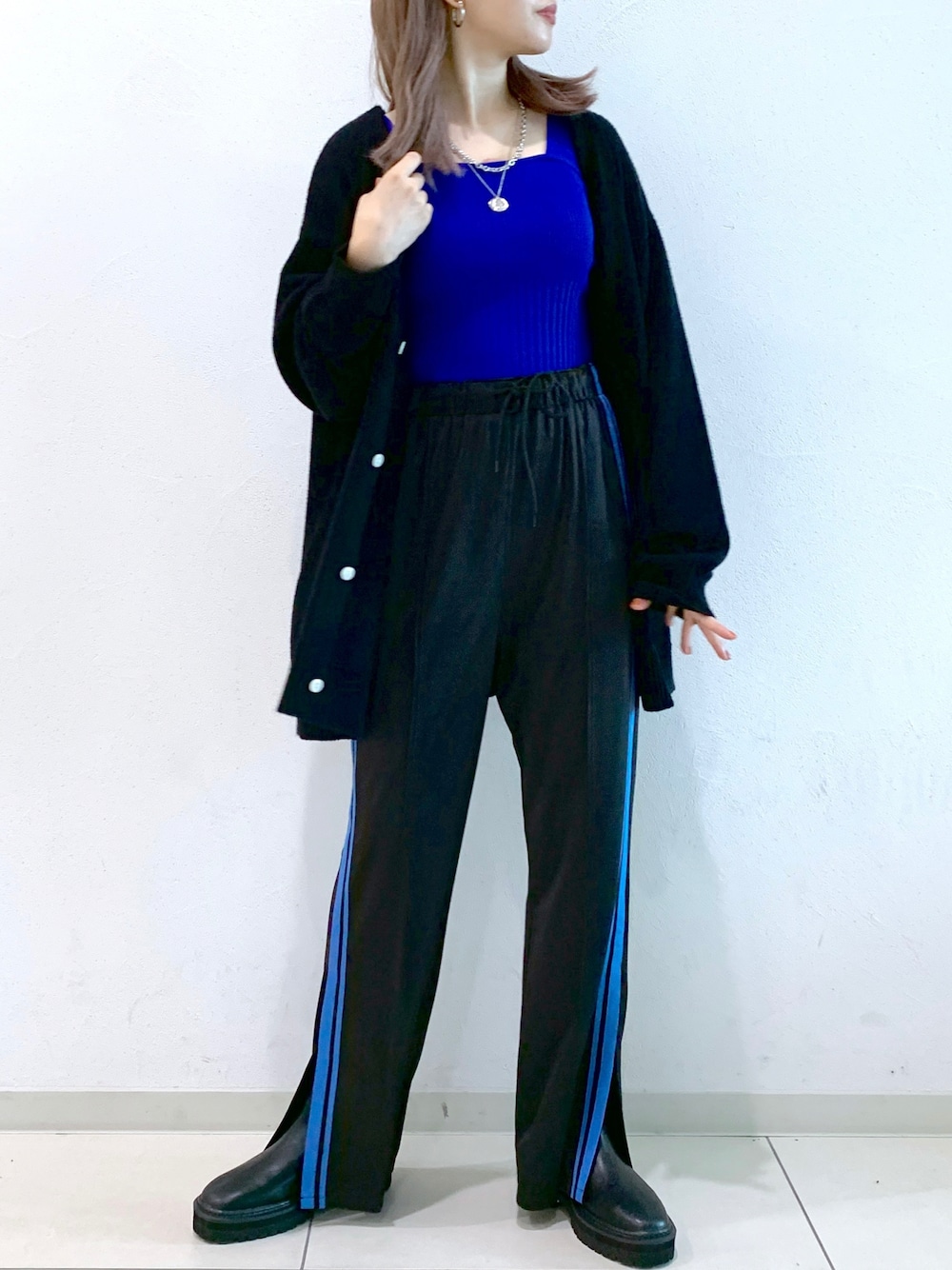 「だから秋服が好き、秋コーデ、オトナカジュアル、シンプル、ユニセックス、カーディガン、ラインパンツ、ゆったりコーデ、プチプラコーデ、秋、ネックレス、ページボーイ、PAGEBOY、pageboylim、ページボーイリム」｜「PBLIMの【PAGEBOYLIM】Vニットカラーカーデ（カーディガン/ボレロ、ブラック系）」を使った、MATSUさん（レディース・158cm）の秋コーディネートの1枚目の写真