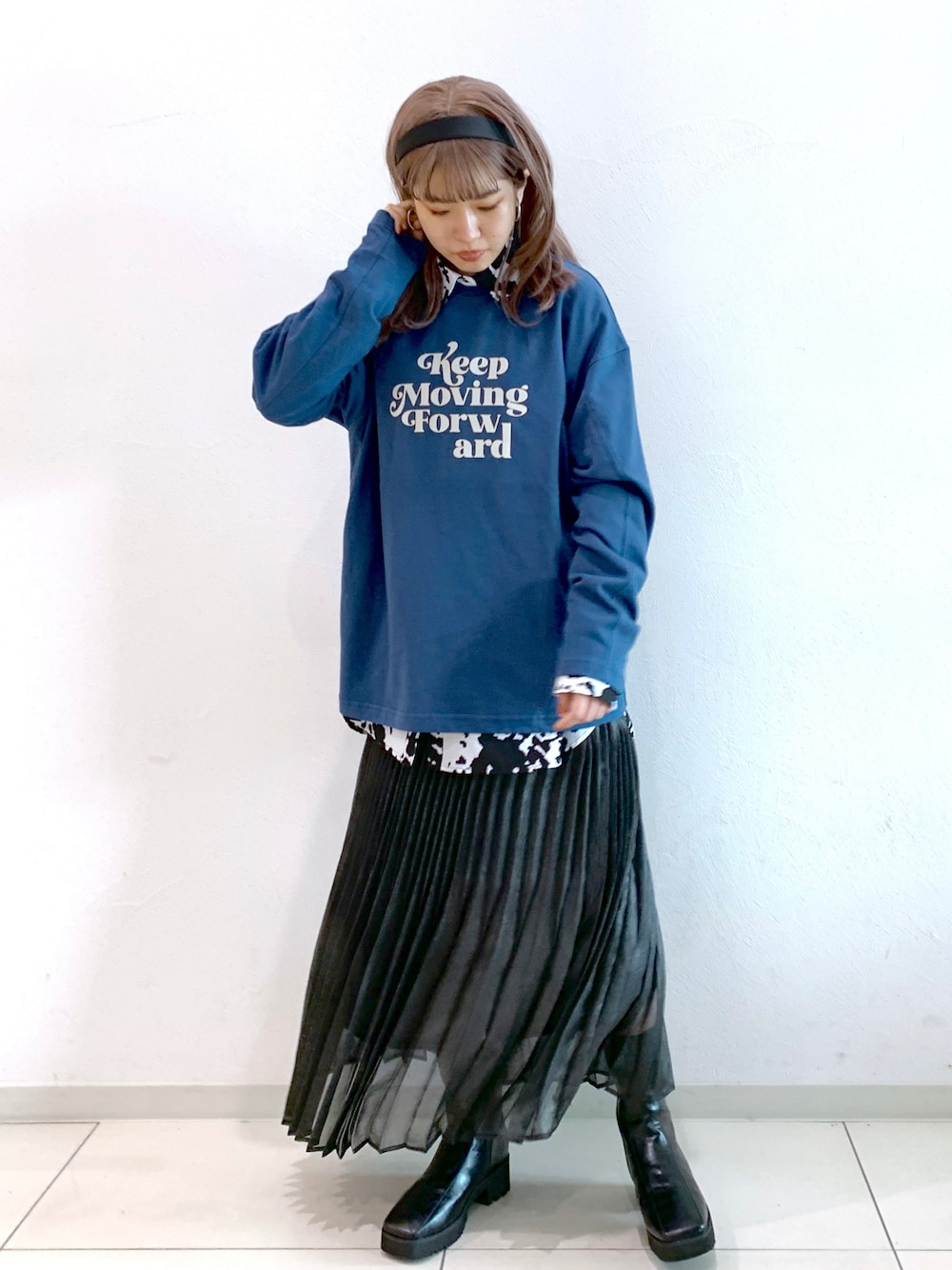「レイヤードスタイル、重ね着、柄シャツ、ロゴT、プリーツスカート、ショートブーツ、ページボーイ、PAGEBOY、スカートスタイル、スカート、シアー、秋服準備はじめました、休日コーデ、ootd、プチプラ」｜「PAGEBOYのフロッキーレトロロゴロンT（Tシャツ/カットソー、グリーン系）」を使った、MATSUさん（レディース・158cm）の秋コーディネートの1枚目の写真