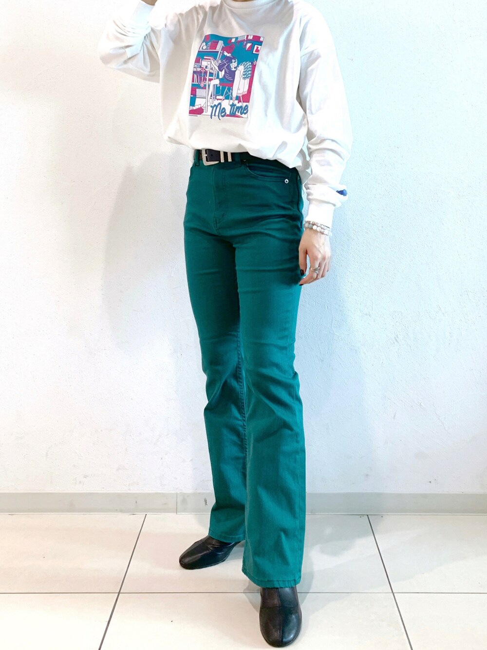 「カジュアル、シンプル、グリーン、カラーパンツ、秋のコーデ、休日スタイル、ベルト、プリントT、フレアパンツ、秋服、PAGEBOY、秋、ページボーイ、ストレッチブーツ、秋服準備はじめました」｜「PAGEBOYのPAGEBOY×tomowakaロンＴ（Tシャツ/カットソー、ホワイト系）」を使った、MATSUさん（レディース・158cm）の秋コーディネートの1枚目の写真