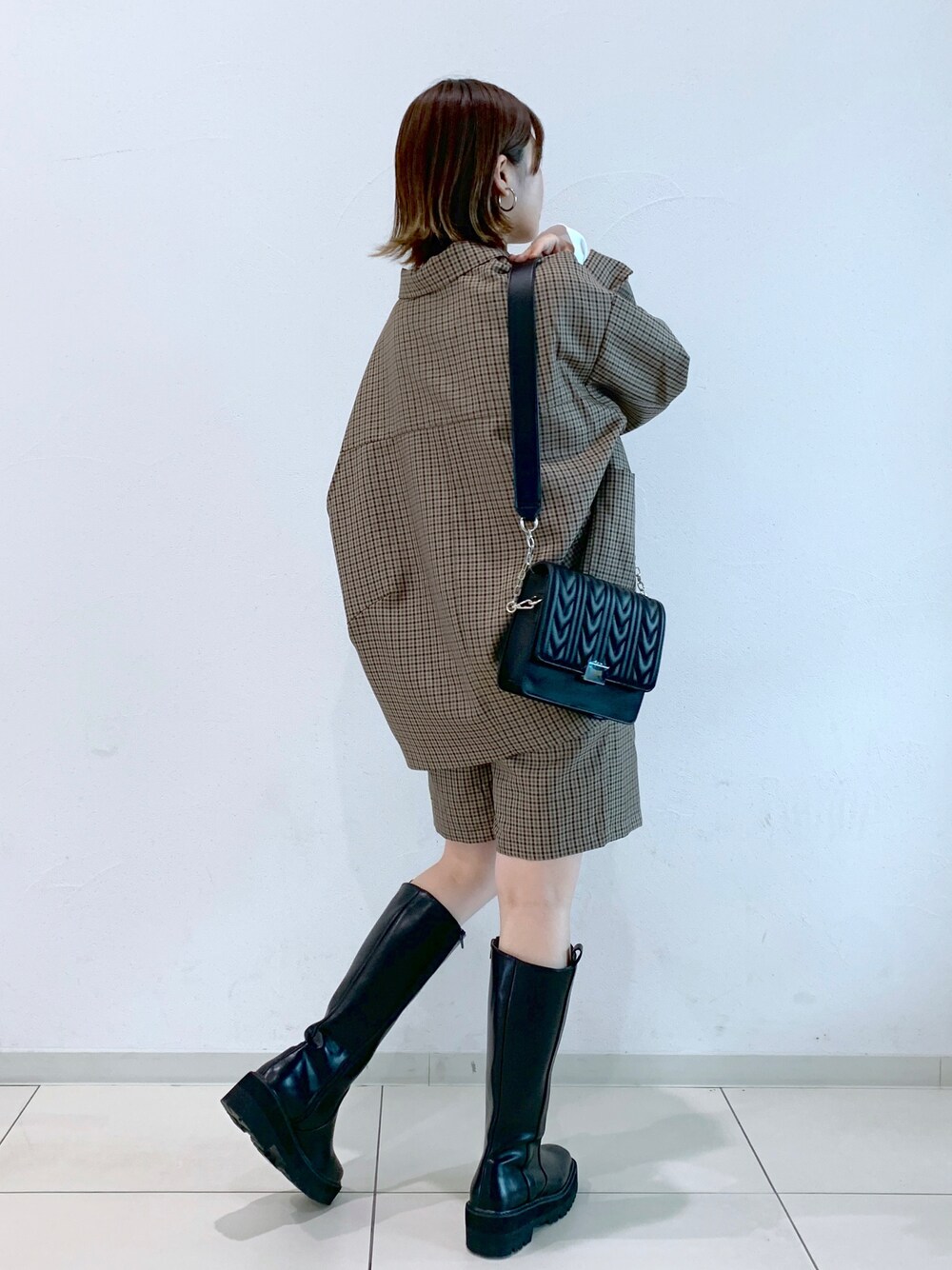 「着回しコーデ、休日コーデ、秋服準備はじめました、ootd、ビッグシルエット、秋コーデ、休日スタイル、ショルダーバッグ、ロングブーツ、セットアップ、セットアップスタイル、ページボーイ、PAGEBOY、モード、ショートパンツ」｜「PAGEBOYのクラシックロングブーツ（ブーツ、ブラック系）」を使った、MATSUさん（レディース・158cm）の秋コーディネートの1枚目の写真