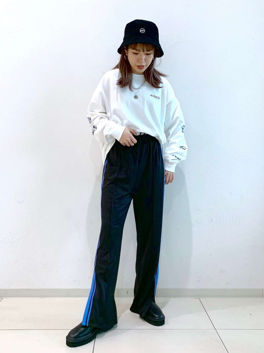 「秋コーデ、だから秋服が好き、オトナカジュアル、着回しコーデ、スリット、スリットパンツ、ユニセックス、カジュアル、ゆったりコーデ、バケットハット、ページボーイ、PAGEBOY、プリントT、ブーツ、ラインパンツ」｜「PBLIMの【PAGEBOYLIM】コーデュロイバケハ（ハット、ブラック系）」を使った、MATSUさん（レディース・158cm）の秋コーディネートの1枚目の写真
