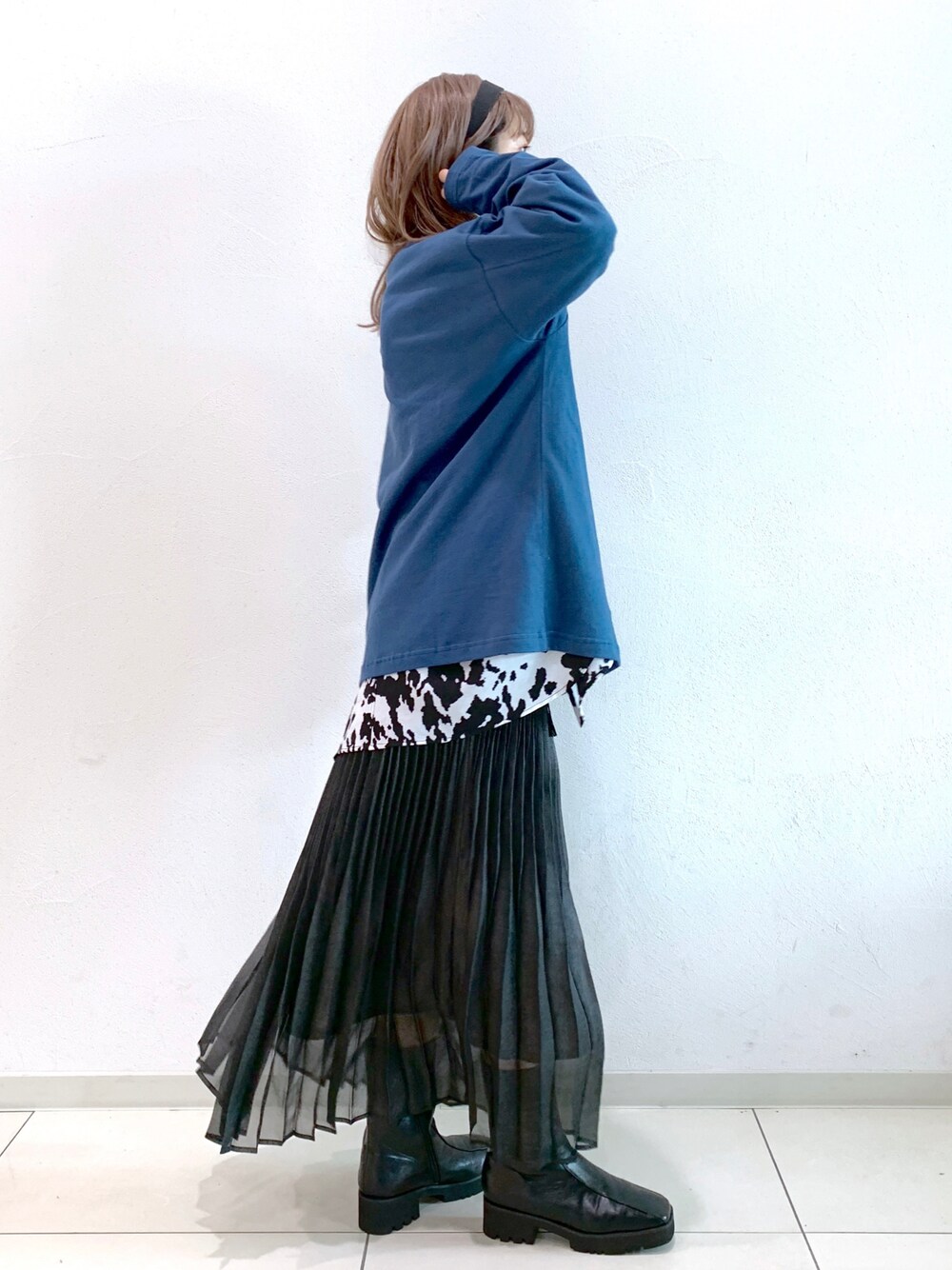 「休日コーデ、秋服準備はじめました、ootd、プチプラ、シンプルコーデ、ビッグシルエット、秋コーデ、休日スタイル、ショートブーツ、柄シャツ、ページボーイ、PAGEBOY、プリーツスカート、レイヤードスタイル、シャツ」｜「PAGEBOYのシアーシャイニープリーツスカート（スカート、ブラック系）」を使った、MATSUさん（レディース・158cm）の秋コーディネートの1枚目の写真