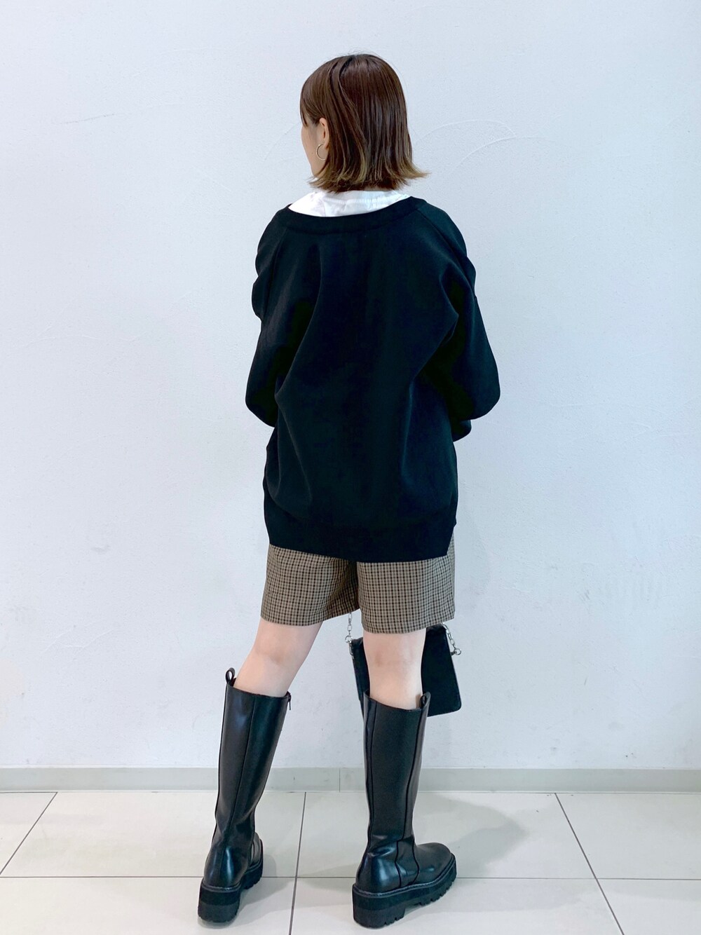 「バックスタイル、休日コーデ、秋服準備はじめました、ootd、プチプラ、シンプルコーデ、チェック、チェックパンツ、ショートパンツ、着回しコーデ、カーディガン、クルーネック、ページボーイ、PAGEBOY、レイヤードスタイル」｜「PAGEBOYのクラシックロングブーツ（ブーツ、ブラック系）」を使った、MATSUさん（レディース・158cm）の秋コーディネートの1枚目の写真
