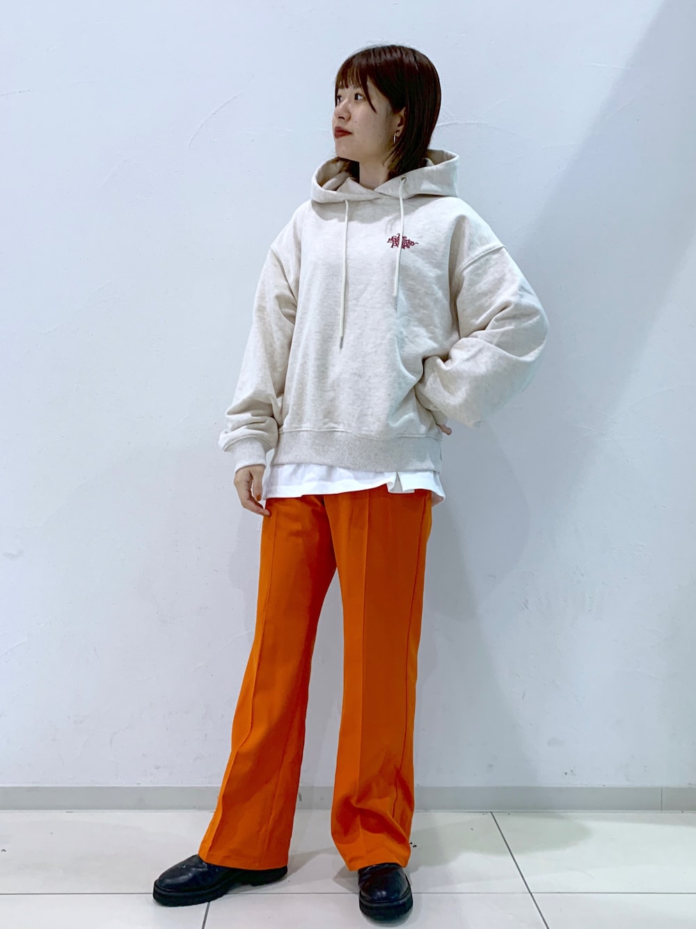 「パーカー、パーカーコーデ、レイヤードスタイル、重ね着、オレンジ、カラーパンツ、着回しコーデ、カジュアル、レイヤード、ページボーイ、PAGEBOY、ベージュ、オートミール、秋コーデ、休日スタイル」｜「PAGEBOYのクラシックスラックス2（スラックス、オレンジ系）」を使った、MATSUさん（レディース・158cm）の秋コーディネートの1枚目の写真