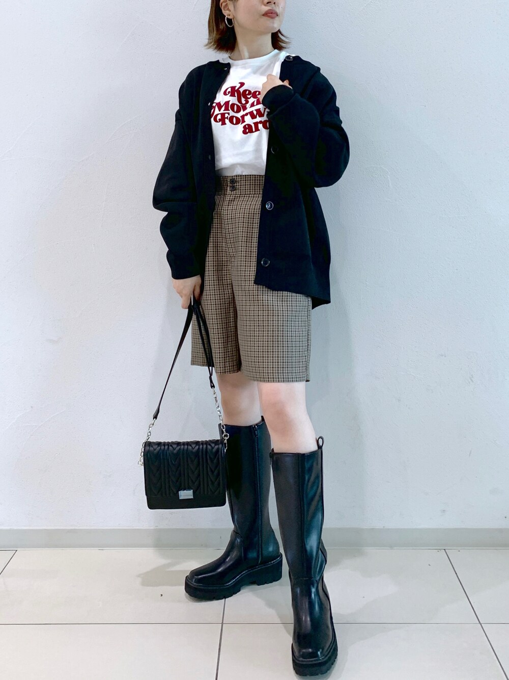 「着回しコーデ、休日コーデ、秋服準備はじめました、ootd、カーディガン、ショートパンツ、ショルダーバッグ、ロングブーツ、ビッグシルエット、クルーネック、プリントT、ロゴT、レイヤードスタイル、プチプラ、チェックパンツ」｜「PAGEBOYのクラシックロングブーツ（ブーツ、ブラック系）」を使った、MATSUさん（レディース・158cm）の秋コーディネートの1枚目の写真