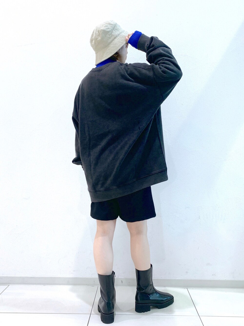 「スウェット、ブーツ、ショートパンツ、ショート丈、メンズライク、ユニセックス、バケットハット、PAGEBOY、バックスタイル、ページボーイ、ブーツスタイル、秋コーデ、スウェットコーデ、ページボーイリム、pageboylim」｜「PAGEBOYのウールライクセットアップショートパンツ（その他パンツ、ブラック系）」を使った、MATSUさん（レディース・158cm）の秋コーディネートの1枚目の写真