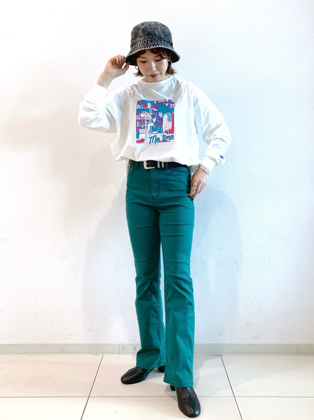 「秋のコーデ、秋服、休日スタイル、プリントT、秋服準備はじめました、秋、カラーパンツ、スキニーデニム、フレアパンツ、ストレッチブーツ、ショートブーツ、ページボーイ、PAGEBOY、グリーン、緑」｜「PAGEBOYのフレアフィットジーンズ（デニムパンツ、グリーン系）」を使った、MATSUさん（レディース・158cm）の秋コーディネートの1枚目の写真