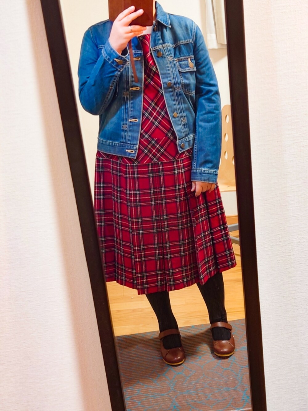 「大きいサイズ、ぽっちゃり、ぽっちゃりコーデ、ぽっちゃりでもおしゃれしたい！、ぽっちゃり女子、でぶ、デブでもオシャレ、デニムジャケット、赤、赤チェック、デニム×赤、タータンチェック」｜「SOMETHINGのアイテム（デニムジャケット、ブルー系）」を使った、肉山おにくさん（レディース・158cm）の冬コーディネートの1枚目の写真
