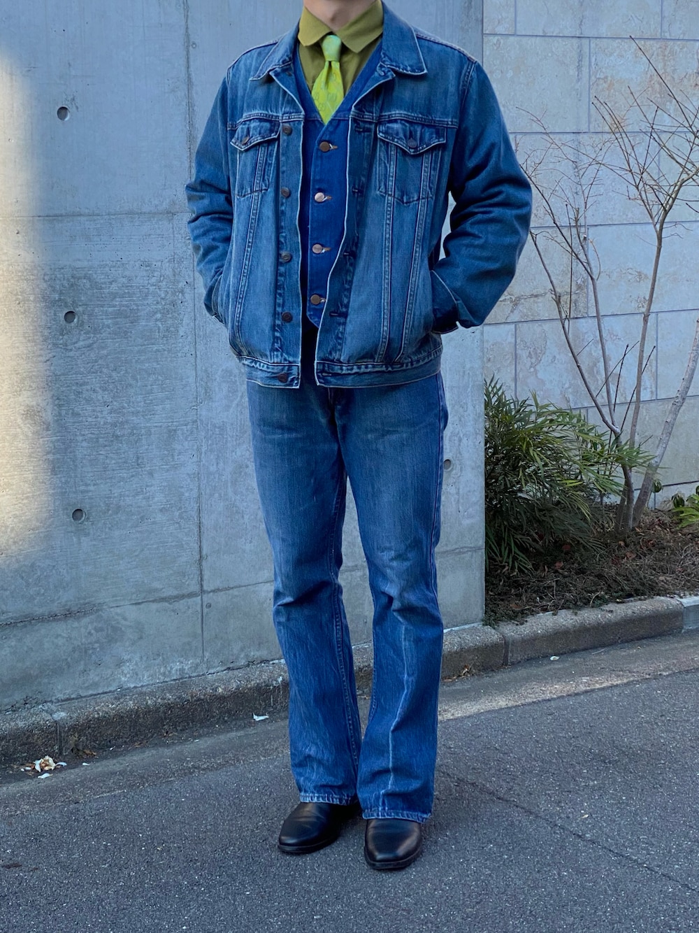 「アメカジ、70'sコーデ、used、古着MIX、Levis646、個性派、男の子、渋い、ネクタイ、フレアデニム、おしゃれさんと繋がりたい、青」｜「RAGEBLUEの綿麻CPOシャツ/873653（シャツ/ブラウス、グリーン系）」を使った、タローさん（メンズ・170cm）の冬コーディネートの1枚目の写真