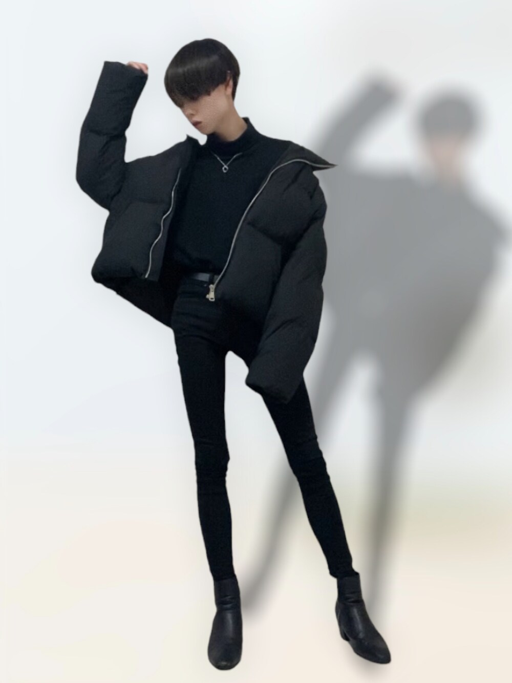 「冬コーデ、韓国ファッション、オールブラック、ビックシルエット、黒、キレイめ、シンプル、プチプラ、モノトーン、ダウンジャケット、タートルネック、黒スキニー、ヒールブーツ、おしゃれさんと繋がりたい、いいね、save、フォローお願いします🤑」｜「G.O.Cのスタンドカラーショートペディン 中綿ジャケット ボアブルゾン（ダウンジャケット/コート、ブラック系）」を使った、しゅんくんさん（メンズ・176cm）の冬コーディネートの1枚目の写真