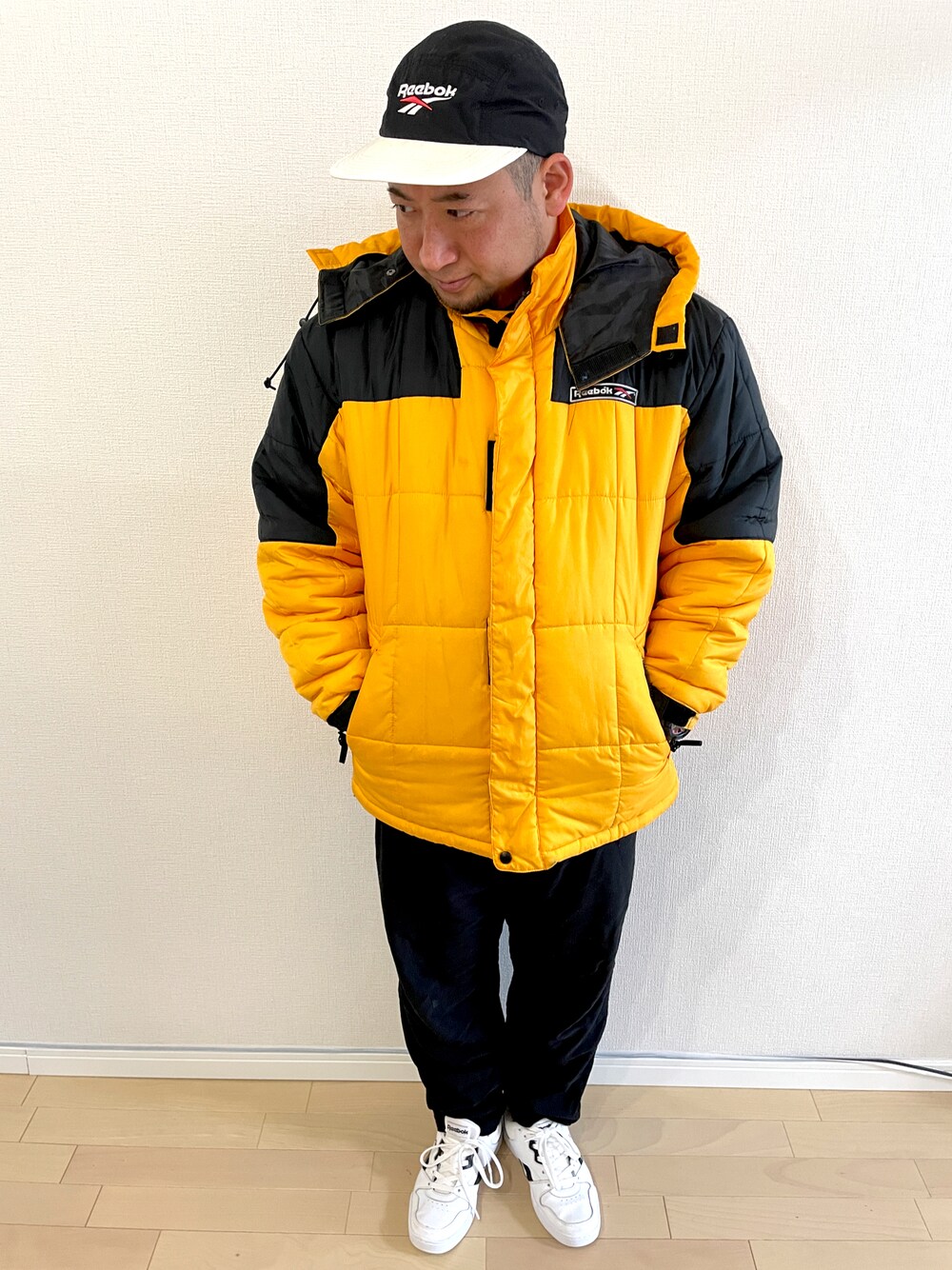 「リーボック、reebok、Reebokclassic、ダウンジャケット、おしゃれさんと繋がりたい、マスタード、#ぽっちゃり、短足」｜「GUNZEのアイテム（チノパンツ、ブラック系）」を使った、mike135さん（メンズ・164cm）の冬コーディネートの1枚目の写真
