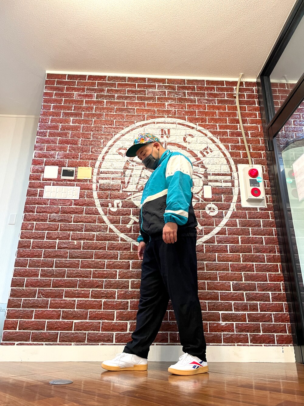 「レッスン着、リーボック(Reebok)、VISIONSTREETWEAR、でぶ、ぽっちゃり、カジュアルコーデ」｜「GUNZEのアイテム（チノパンツ、ブラック系）」を使った、mike135さん（メンズ・164cm）の冬コーディネートの1枚目の写真