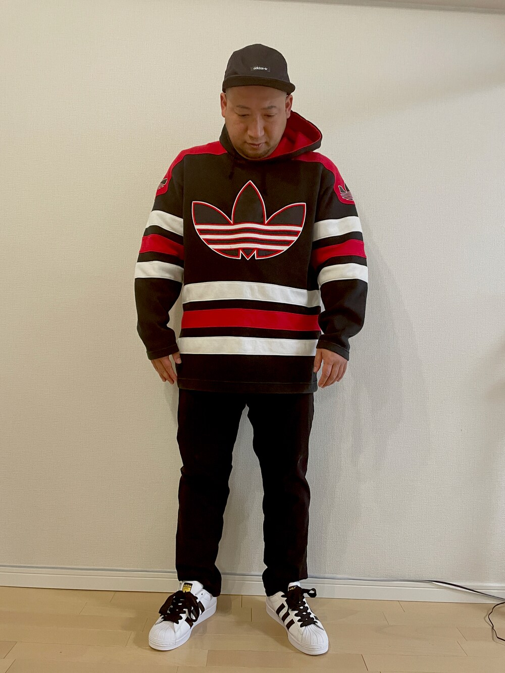 「古着、アディダス、アディダス(adidas)、adidas、スーパースター、パーカー、パーカーコーデ、でぶ、短足、おじさん」｜「adidasのアイテム（パーカー、ブラック系）」を使った、mike135さん（メンズ・164cm）の冬コーディネートの1枚目の写真