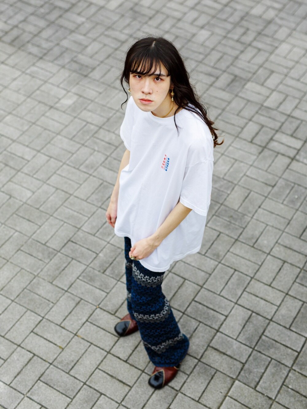 「ビックT、ロン毛の男の子、ロン毛、フレアパンツ」｜「VINTAGEのアイテム（パンツ、ブルー系）」を使った、楠木将太さん（メンズ・175cm）の春コーディネートの1枚目の写真